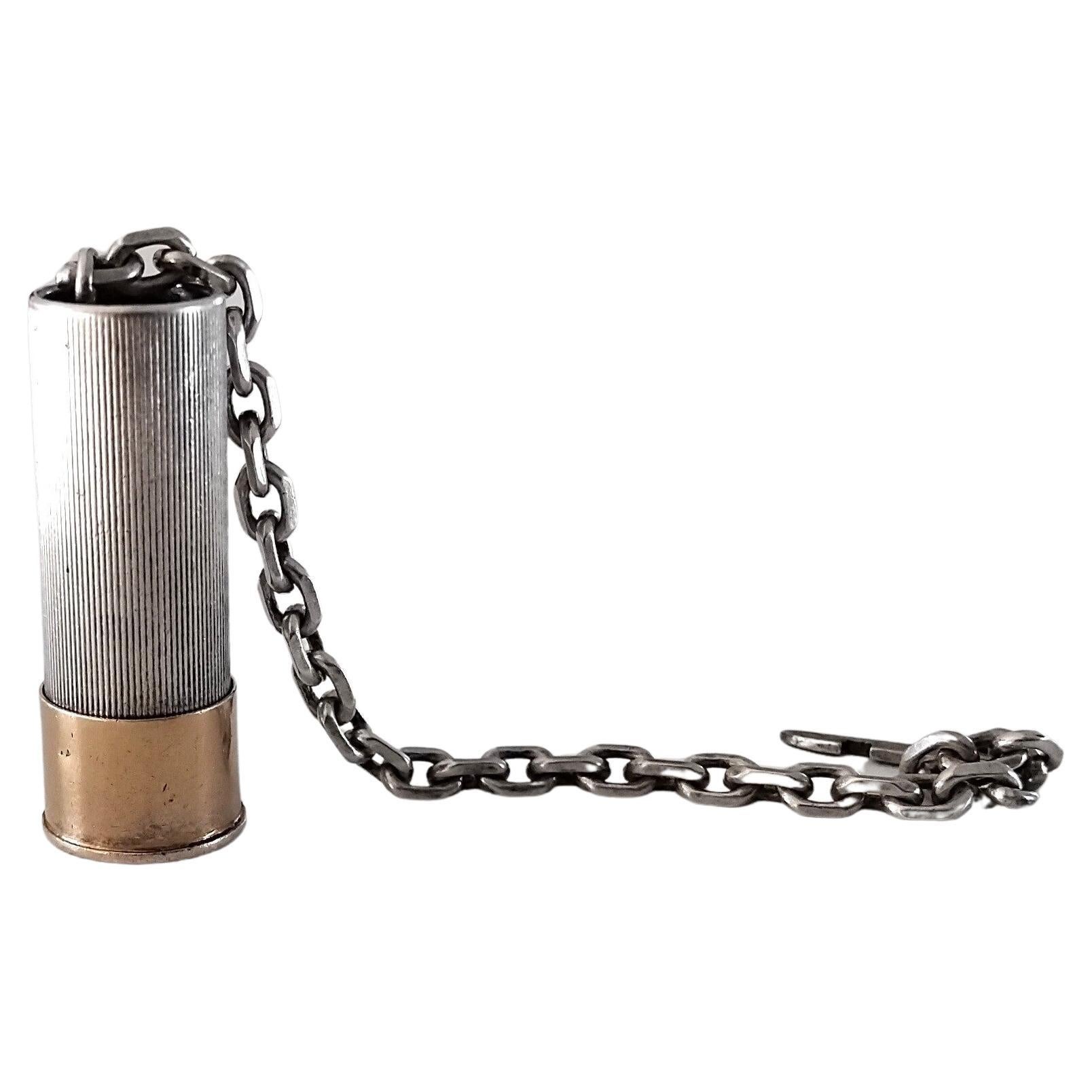 Portachiavi Herlès autentico ed estremamente raro

A forma di pallottola di fucile

La custodia del guscio è in metallo argentato, la testa è in metallo dorato

