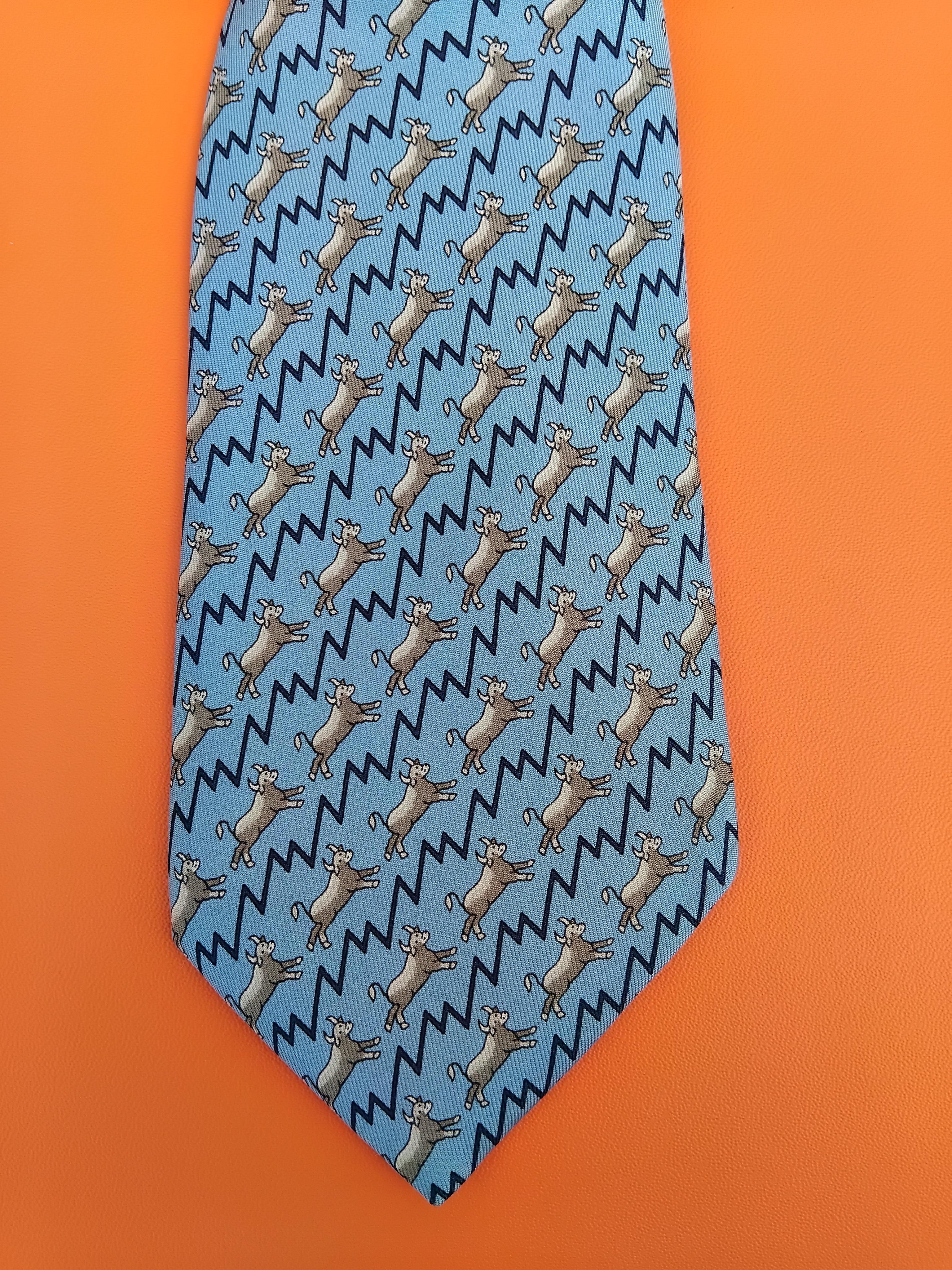 Rare and Funny Authentic Hermès Tie

Print: bulls and bears, curve of rises and falls in stock prices

Made in France

Made of 100% Silk

Colorways: Blue, Beige

Lined with plain blue silk

Carriage and 