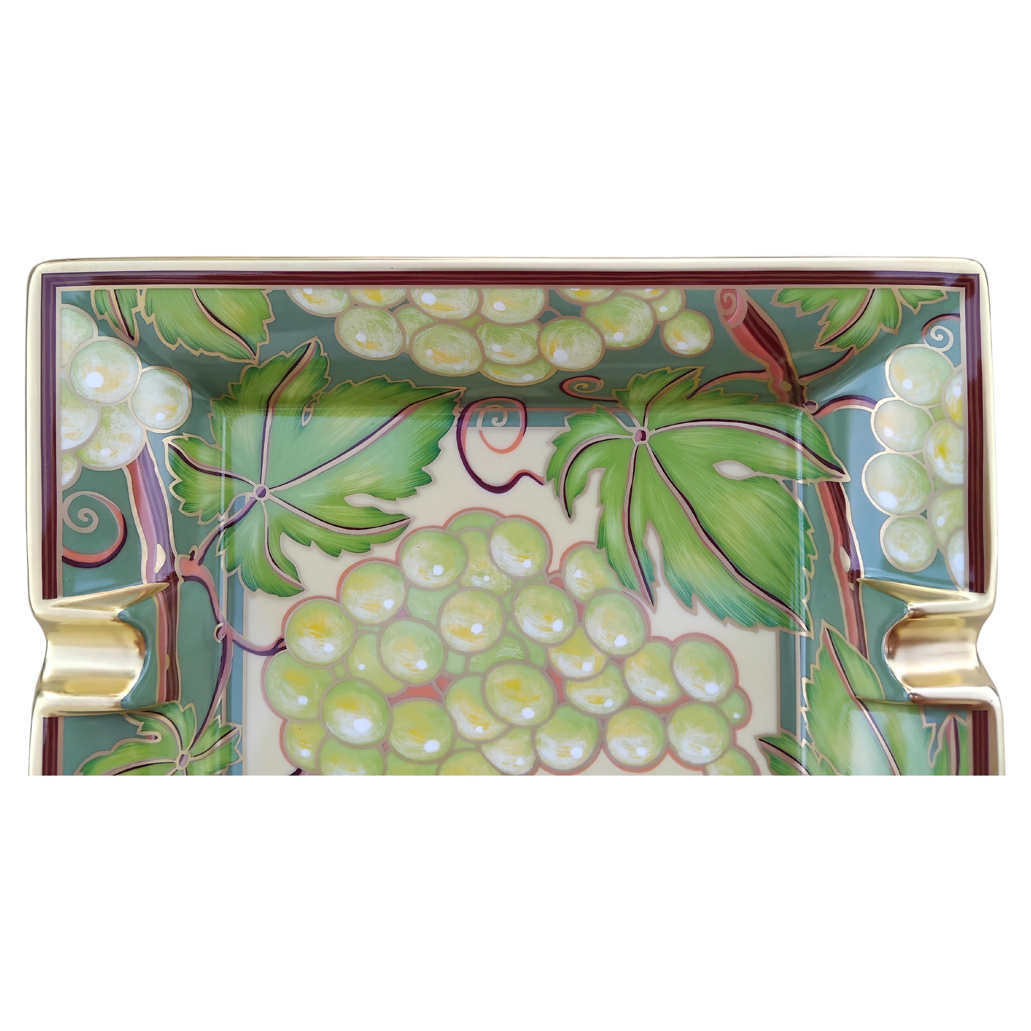 Hermès Racimo de uvas Cenicero para puros Bandeja de cambio Porcelana dorada en Excelente estado para la venta en Corcoué Sur Logne, Loire-Atlantique