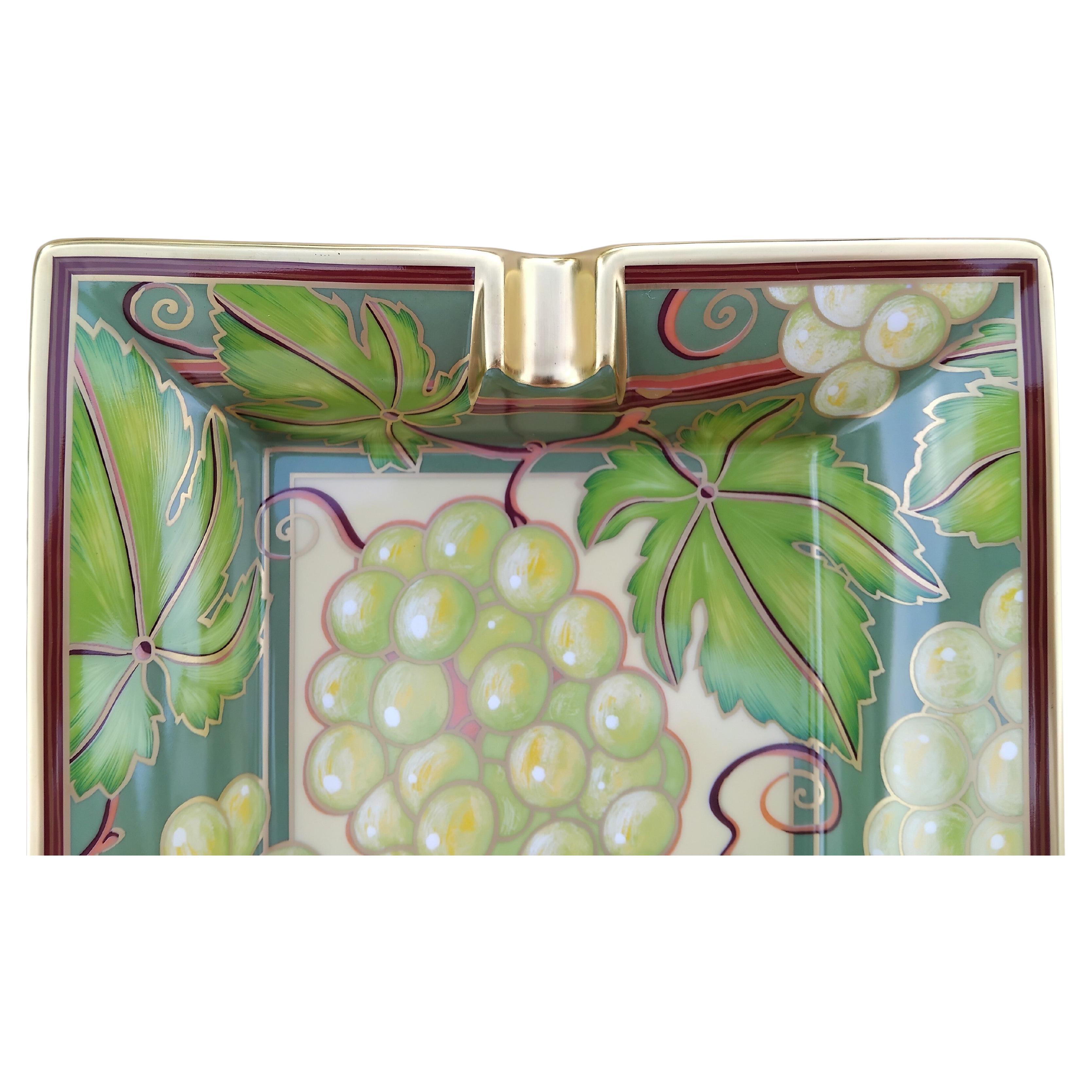 Hermès Racimo de uvas Cenicero para puros Bandeja de cambio Porcelana dorada en venta 1