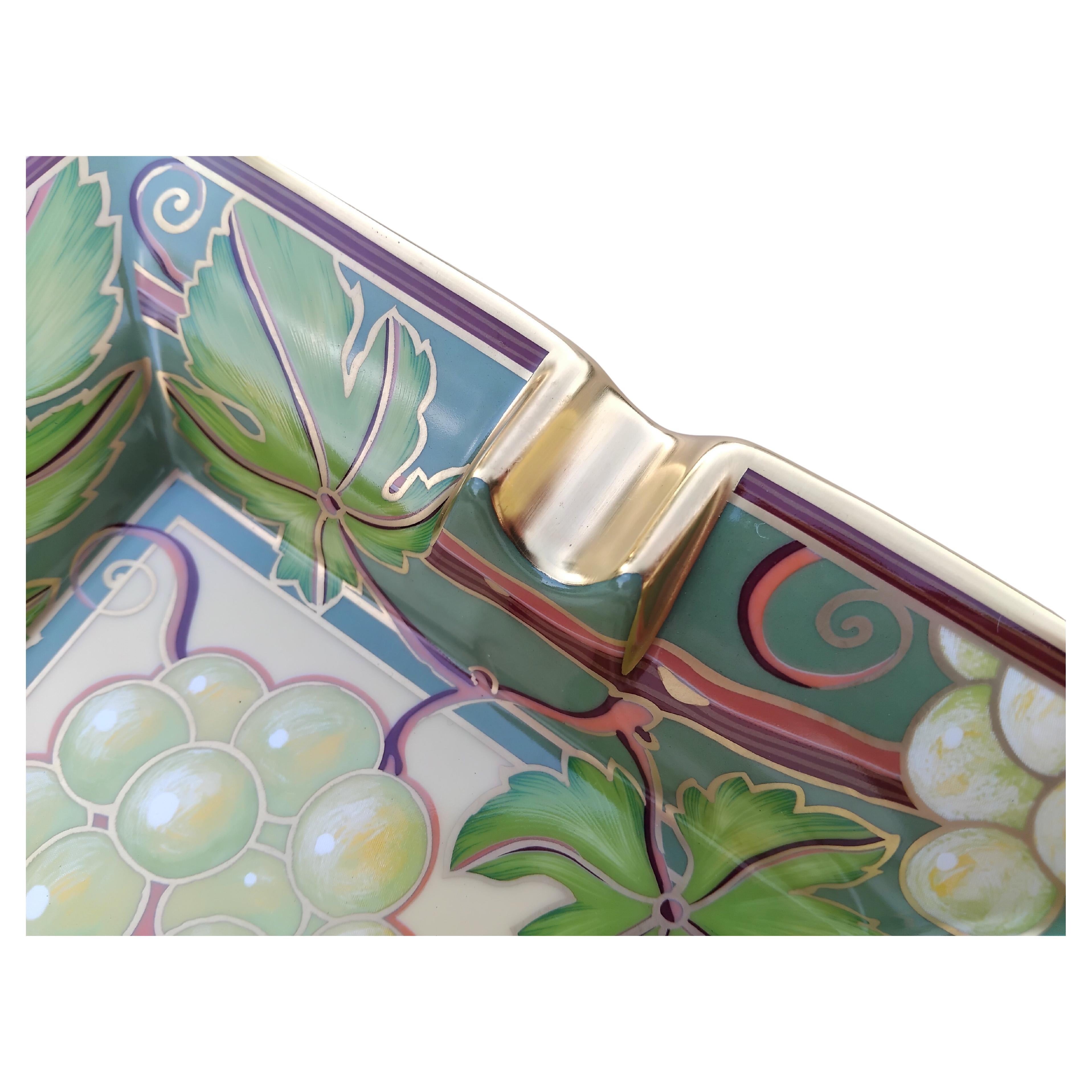 Hermès Racimo de uvas Cenicero para puros Bandeja de cambio Porcelana dorada en venta 4