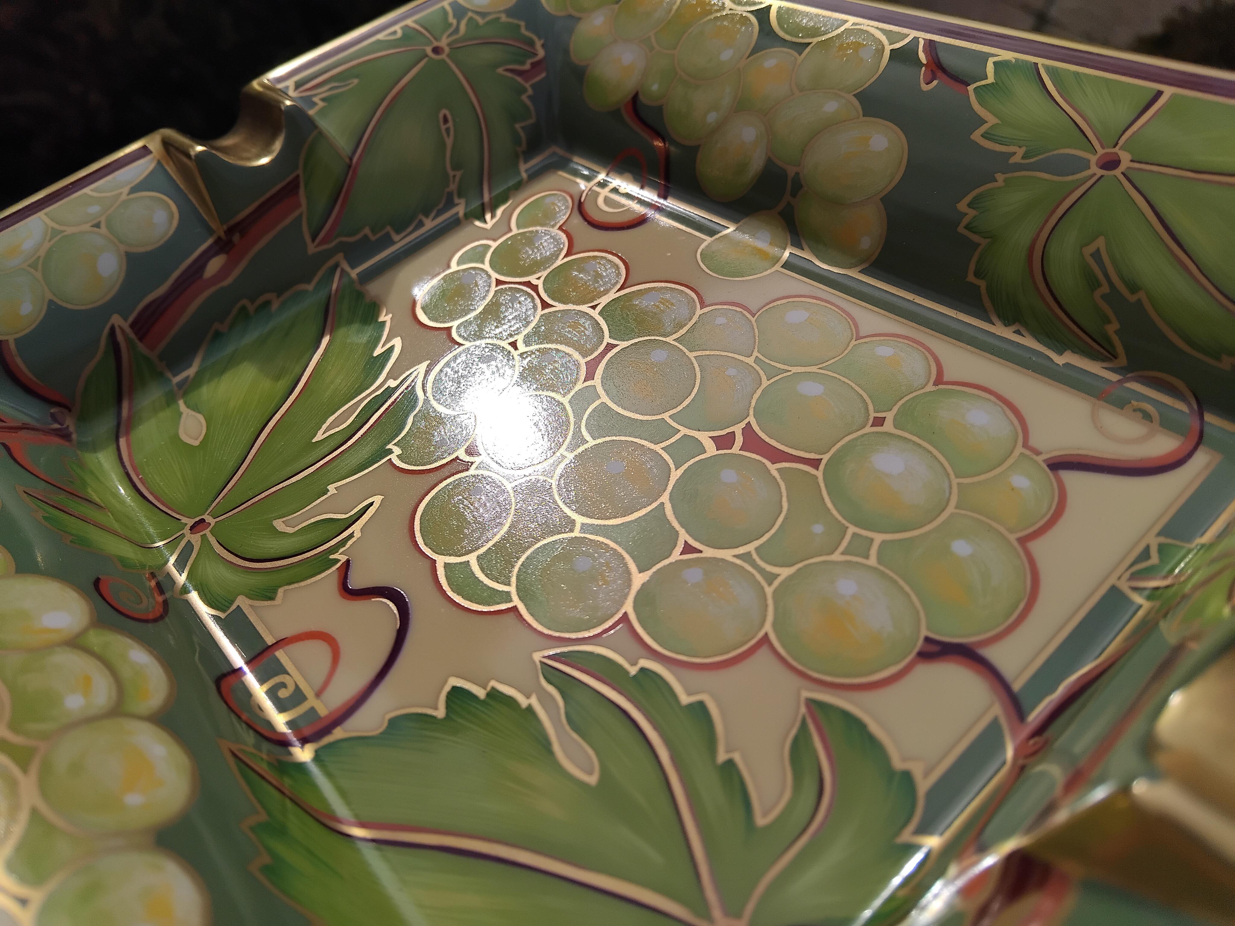 Beautiful and Rare Authentic Hermès Ashtray

Print: Bunch of grapes, grape, vine leaves

Theme: wine, vine

Beautiful in a cellar. Would make a great gift for a wine producer or merchant, or a wine lover

Made in France

Made of printed porcelain,