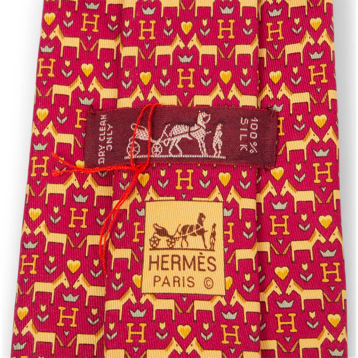 HERMES burgundy & beige silk twill 7931 HORSES & H Tie In Excellent Condition For Sale In Zürich, CH
