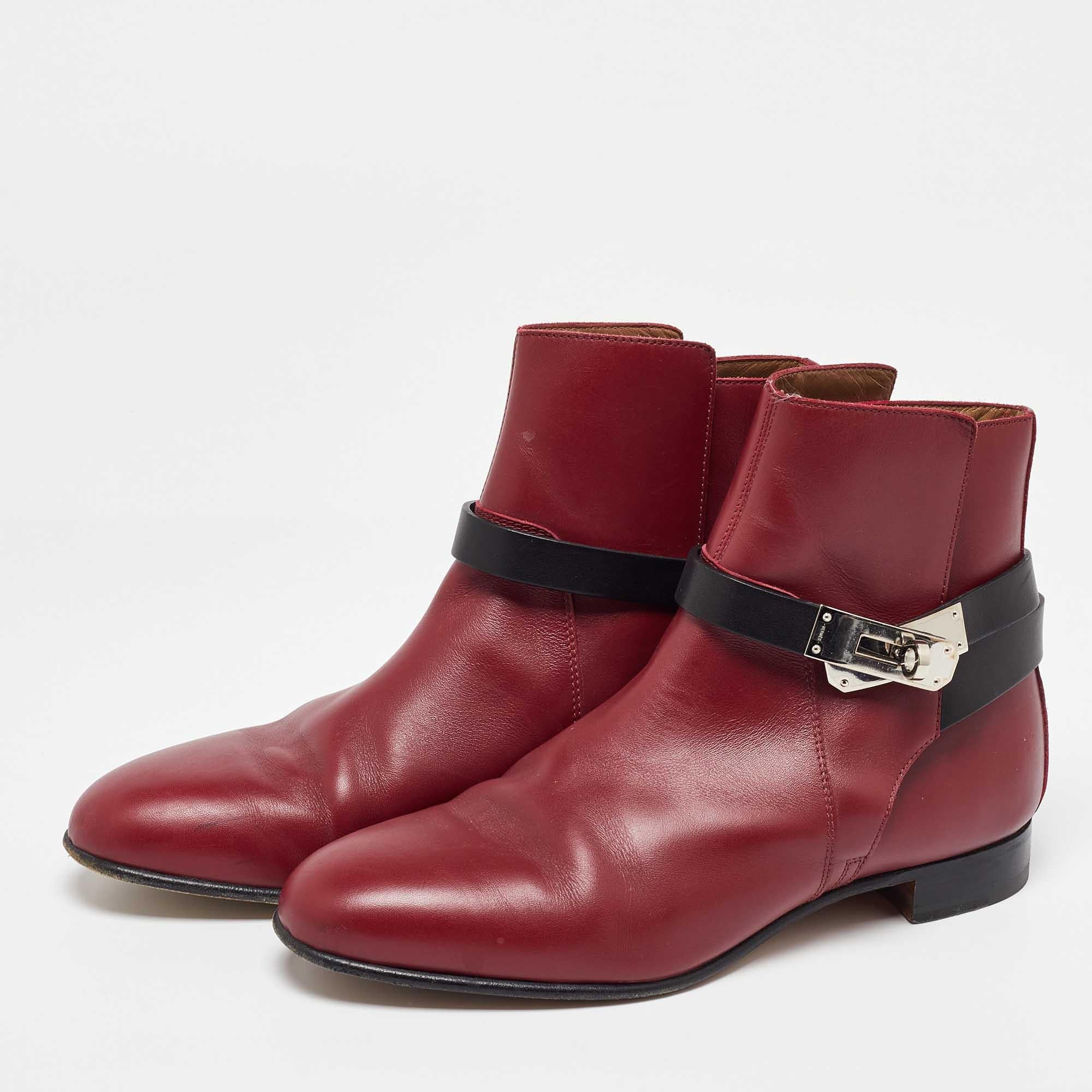 Enjoy the most fashionable days with these stylish boots. Modern in design and craftsmanship  they are fashioned to keep you comfortable and chic