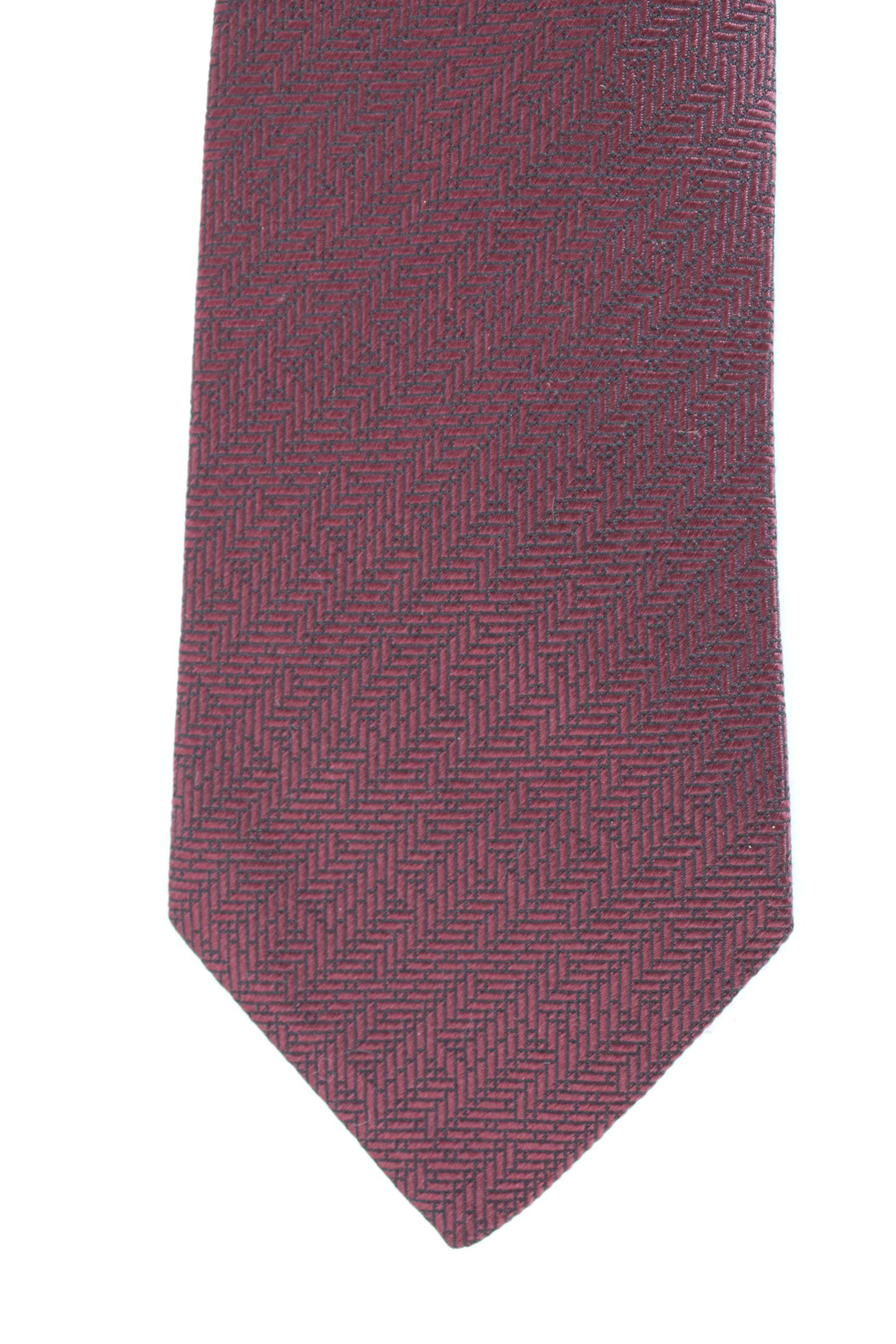 Hermes 90s vintage classic tie. Burgundy color with black geometric designs. 100% silk. Made in France. Excellent vintage conditions.

Length: 146 cm

Width: 9 cm