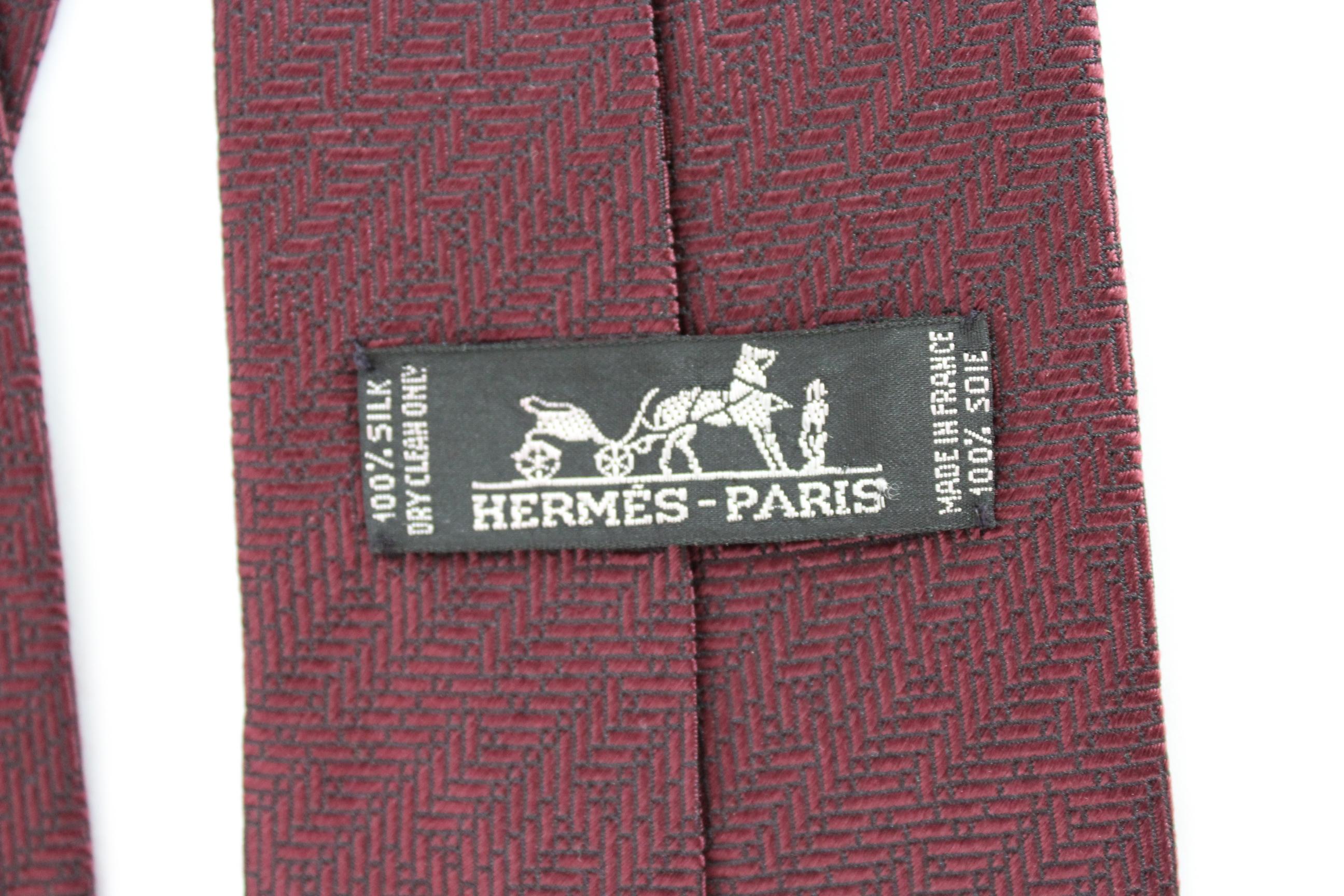 Hermes Burgundy Black Silk Geometric Classic Evening Tie In Excellent Condition In Brindisi, Bt