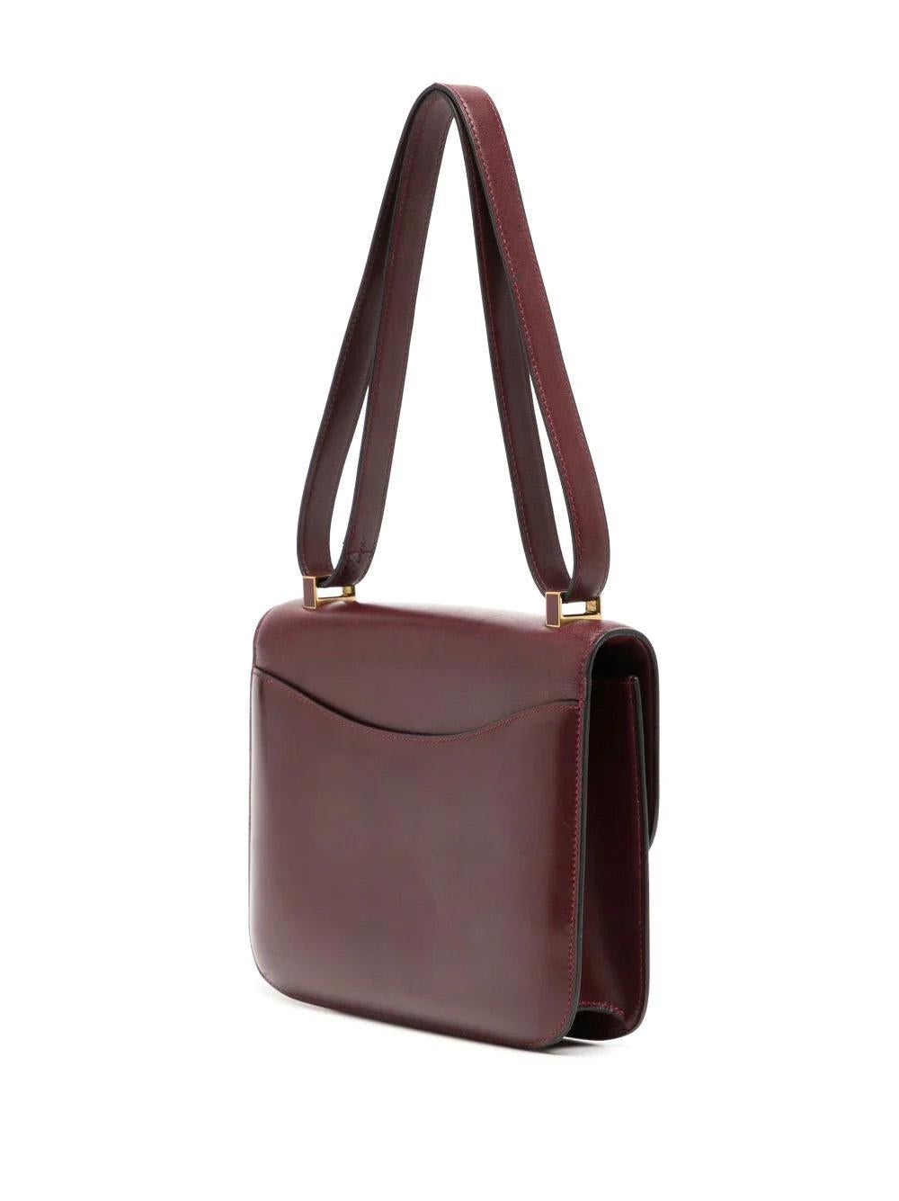 Crafted from deep burgundy box calf leather, the Burgundy Constance 24 cm bag is fashionably finished with a signature H push-lock fastening, internal zip-fastening pocket, tonal hardware and a single shoulder strap. Rest assured that all your