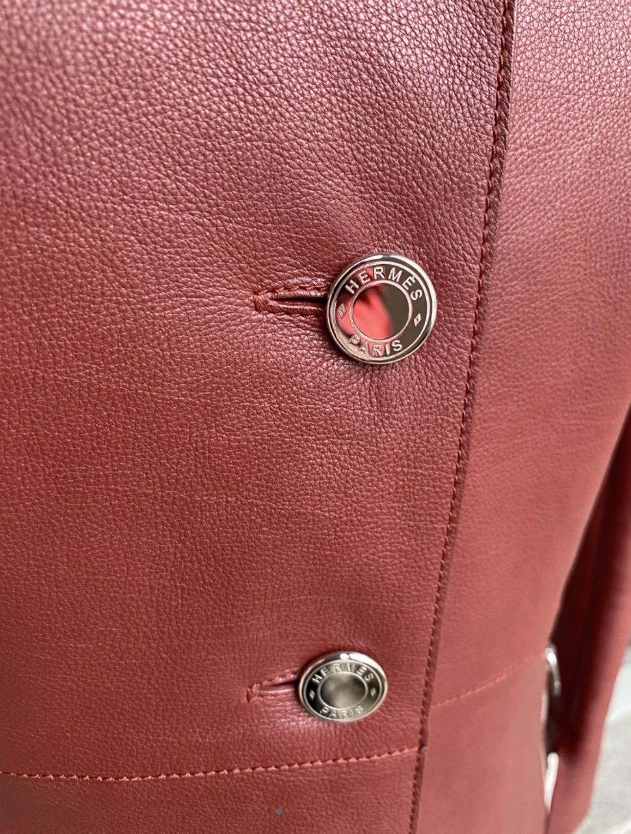 Hermes jacket in burgundy leather, size 34 French therefore 38 Italian, very soft leather, with logoed buttons and zips, as in the photo there are white stitching on the neck and back that characterize the silhouette.
As good as new ! 