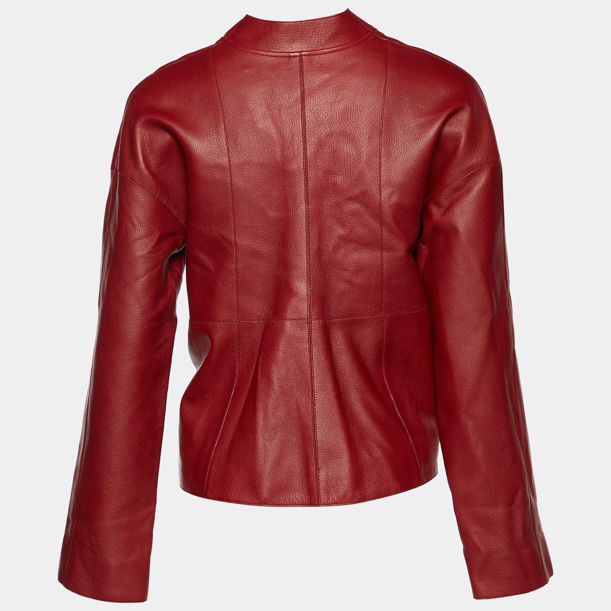 Fashionable and functional, this jacket from Hermes helps you sport a dapper style while wearing it. Tailored using burgundy leather, this Hermes creation flaunts strap detailing on the front and long sleeves. It accommodates two pockets. Elevate