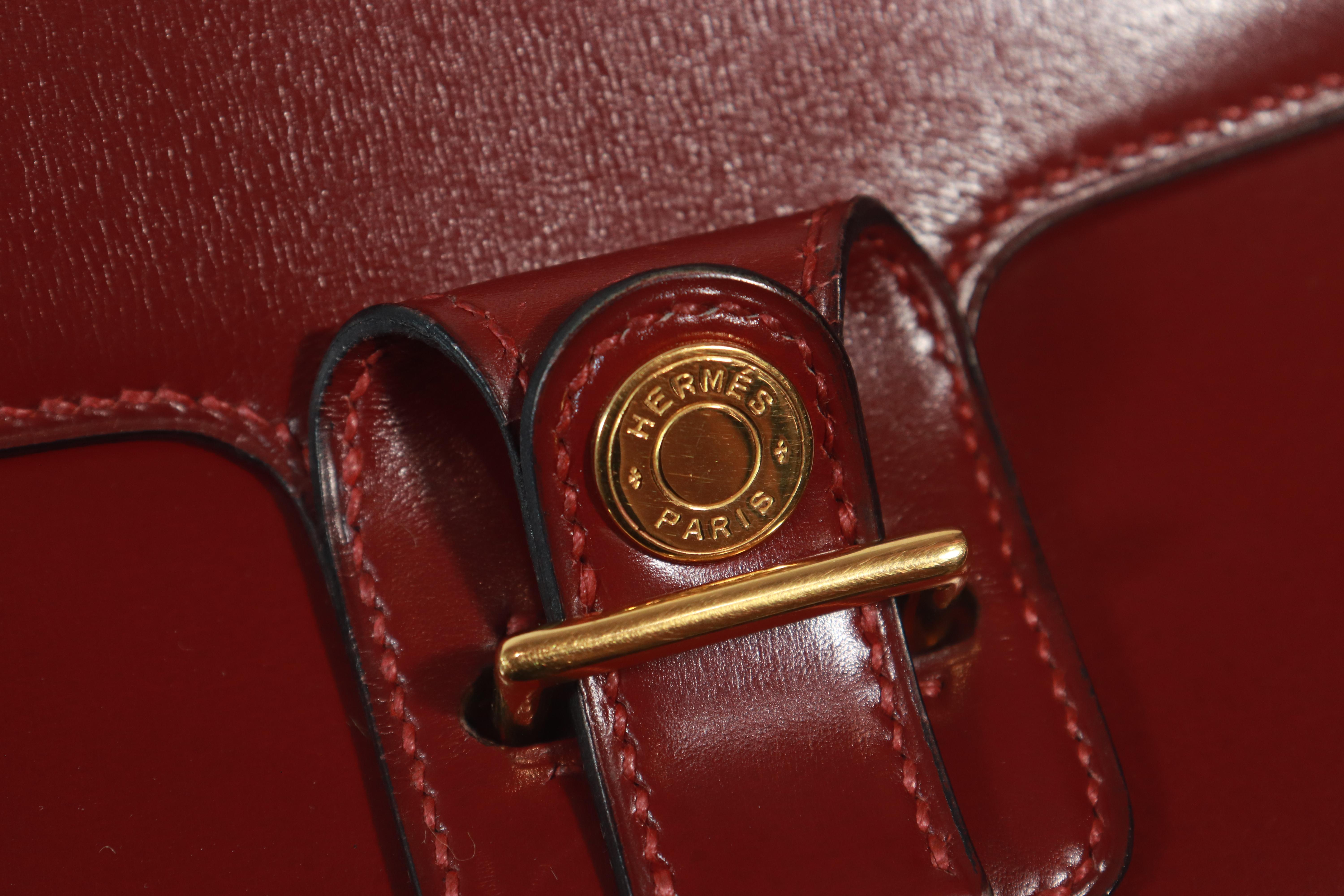 HERMÈS Burgundy Leather Two-Way Crossbody Bag with Adjustable Strap For Sale 6