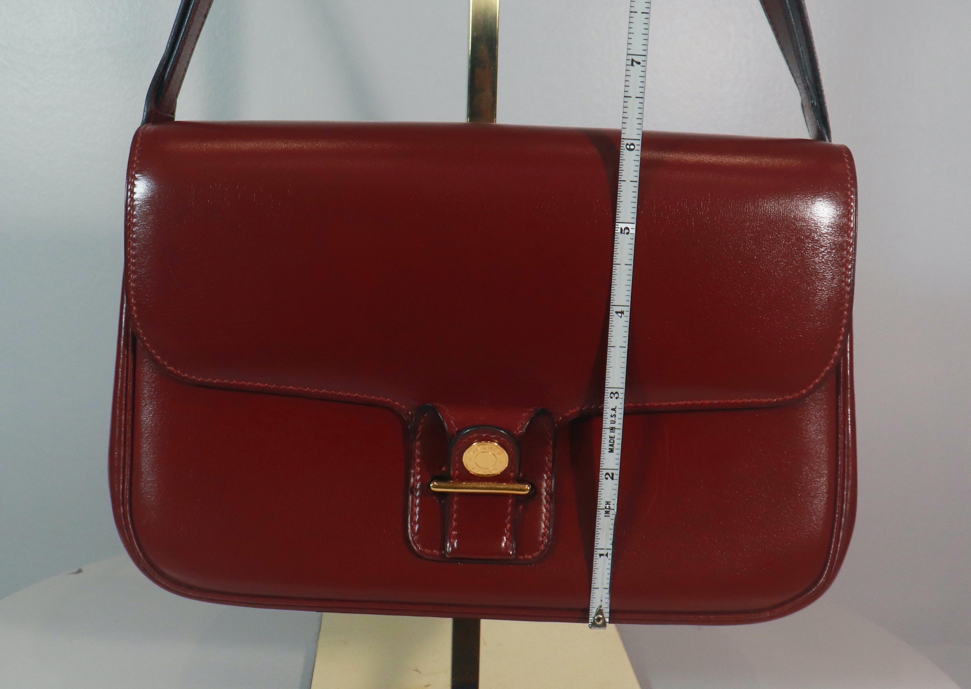 HERMÈS Burgundy Leather Two-Way Crossbody Bag with Adjustable Strap In Excellent Condition For Sale In Los Angeles, CA