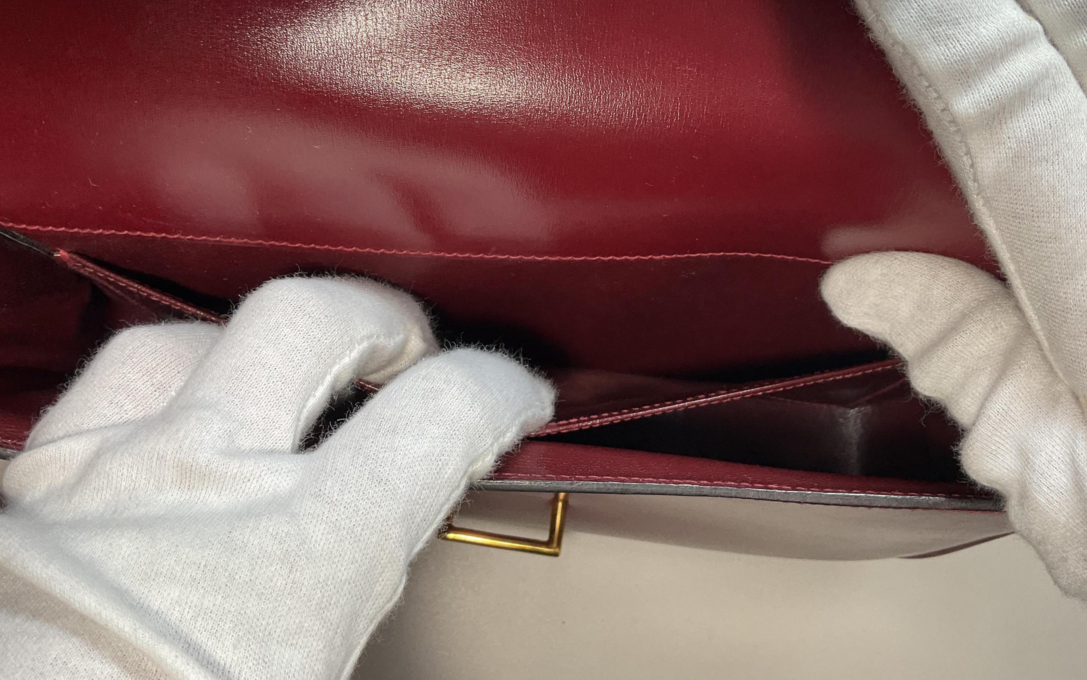 HERMÈS Burgundy Leather Two-Way Crossbody Bag with Adjustable Strap For Sale 3