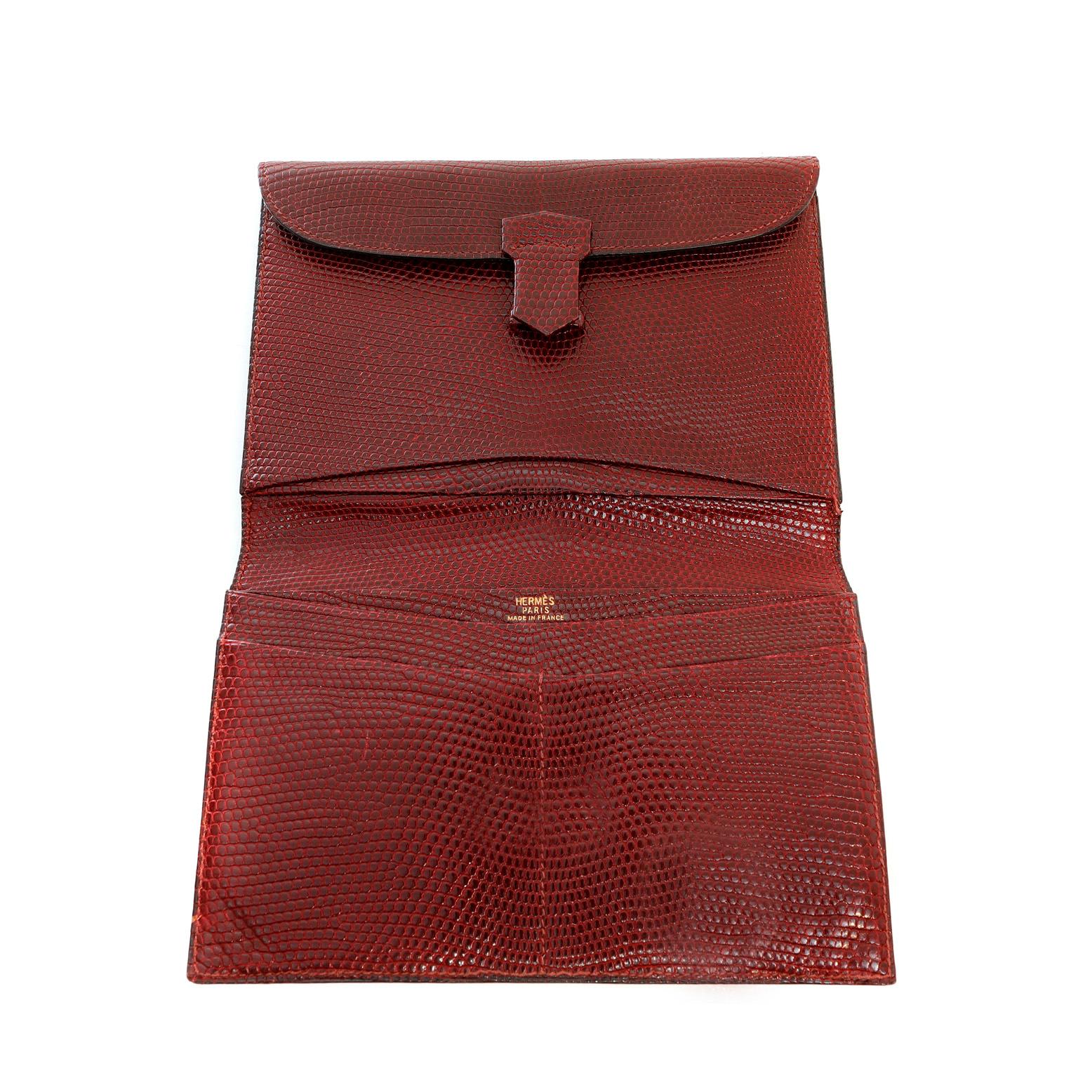 This authentic Hermès Burgundy Lizard Billfold is in very good vintage condition with slight wear on the corners.  Suitable for either a man or a woman, this timeless wallet is a beautiful collectible. 

Burgundy lizard skin billfold has an interior