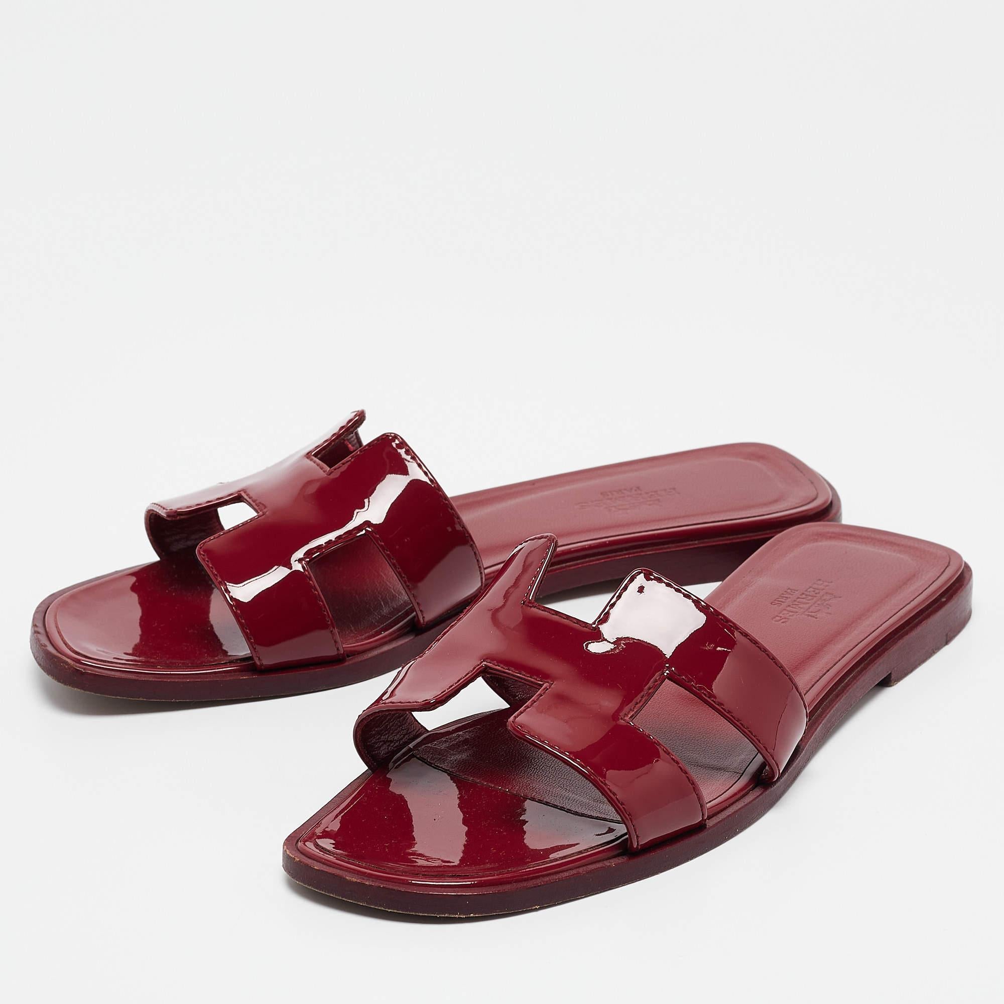 Enhance your casual looks with a touch of high style with these designer slides. Rendered in quality material with a lovely hue adorning its expanse  this pair is a must have