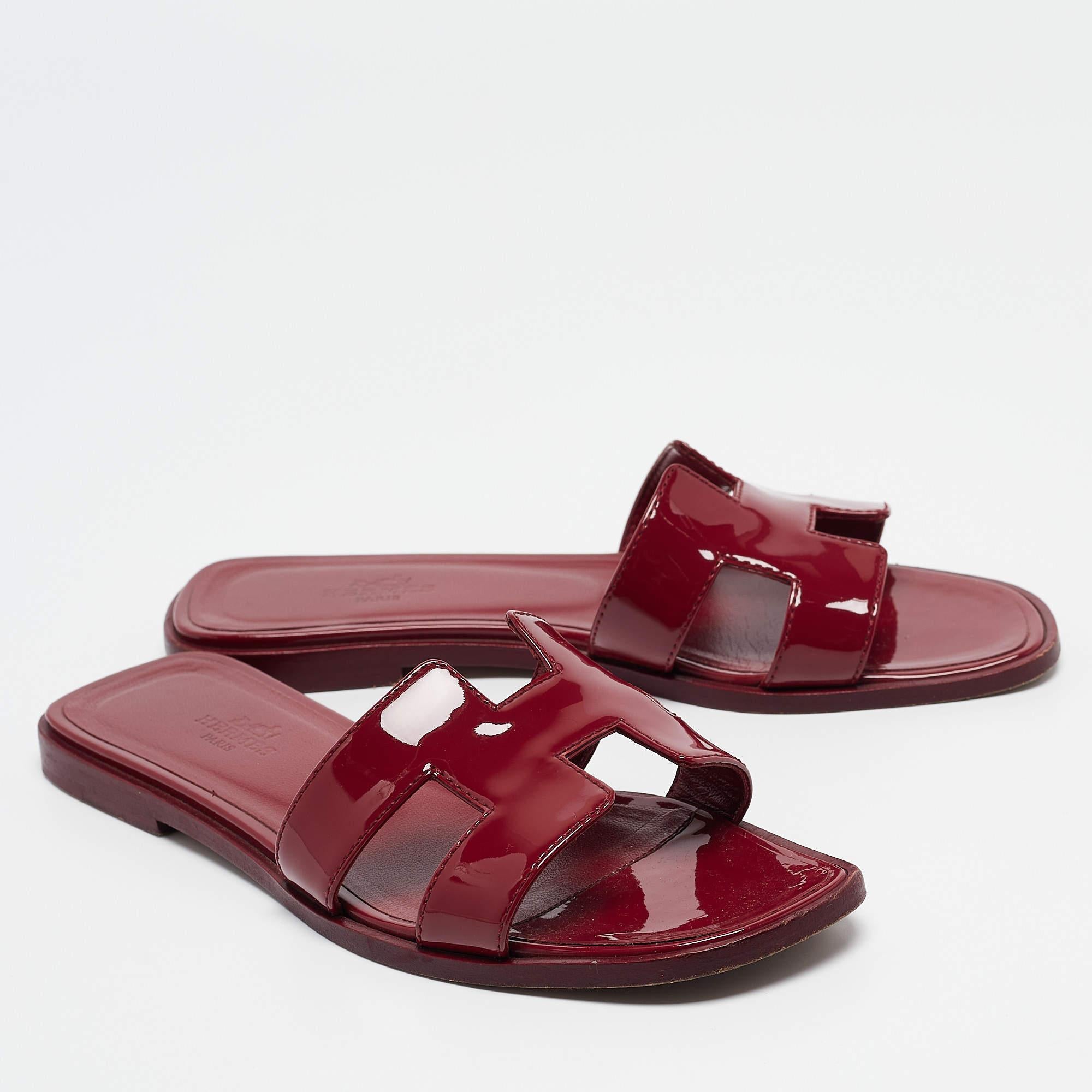 Hermes Burgundy Patent Leather Oran Flat Slides Size 36 In Good Condition In Dubai, Al Qouz 2