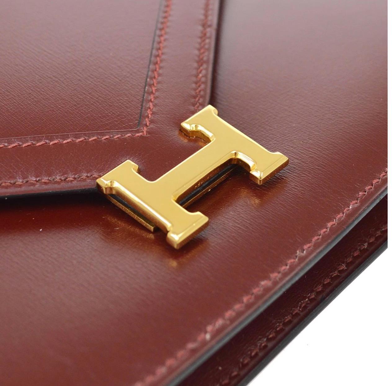 Leather
Gold tone hardware
Leather lining
Shoulder strap drop 15