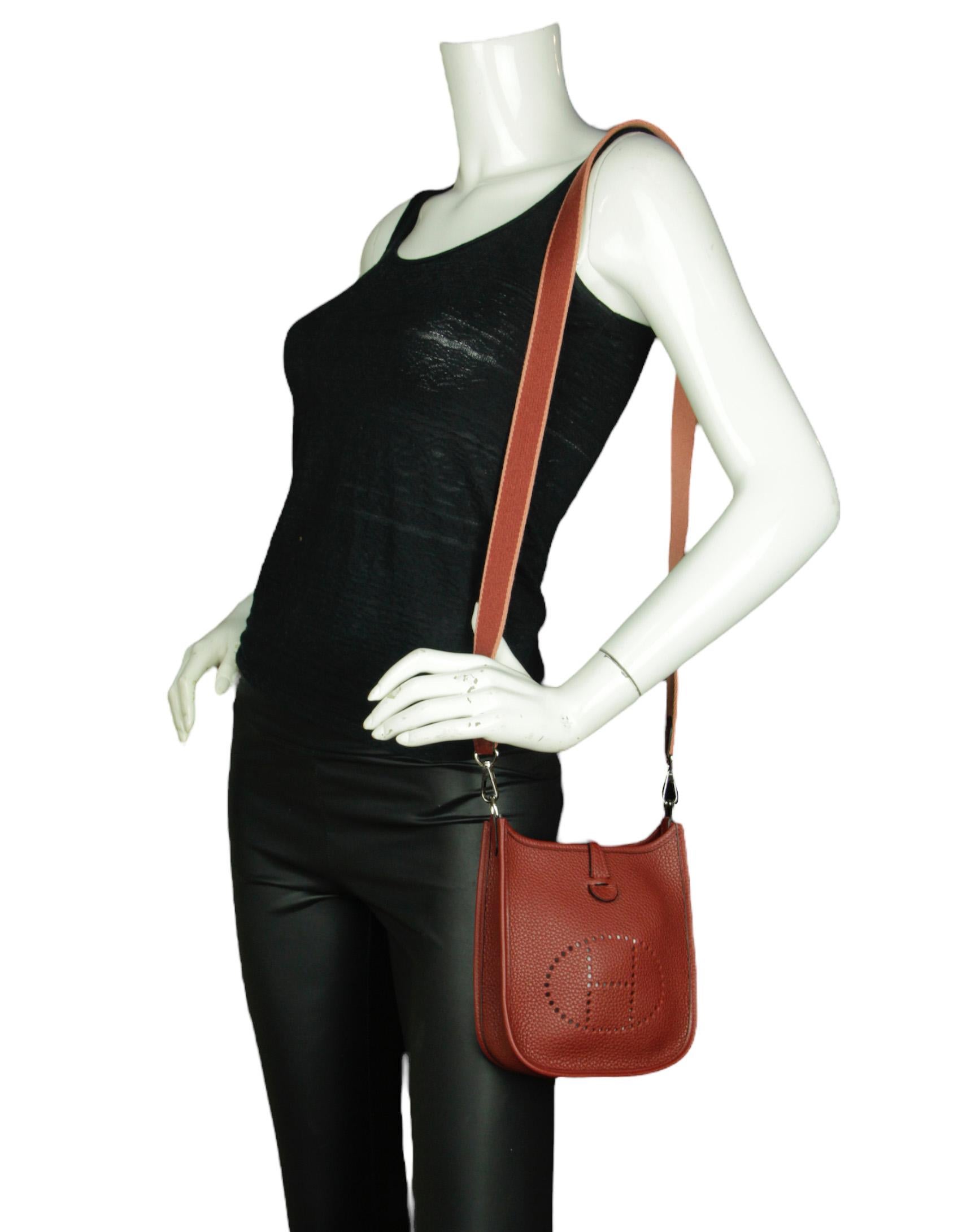 Hermes Bolso Crossbody Rosa Borgoña Taurillon Clemence Piel Evelyne TPM

Fabricado en: Francia
Año de producción: 2014
Color: Rosa
Hardware: Paladio Silvertone
Materiales: Piel Clemence
Forro: Gamuza
Cierre/Apertura: Parte superior abierta con