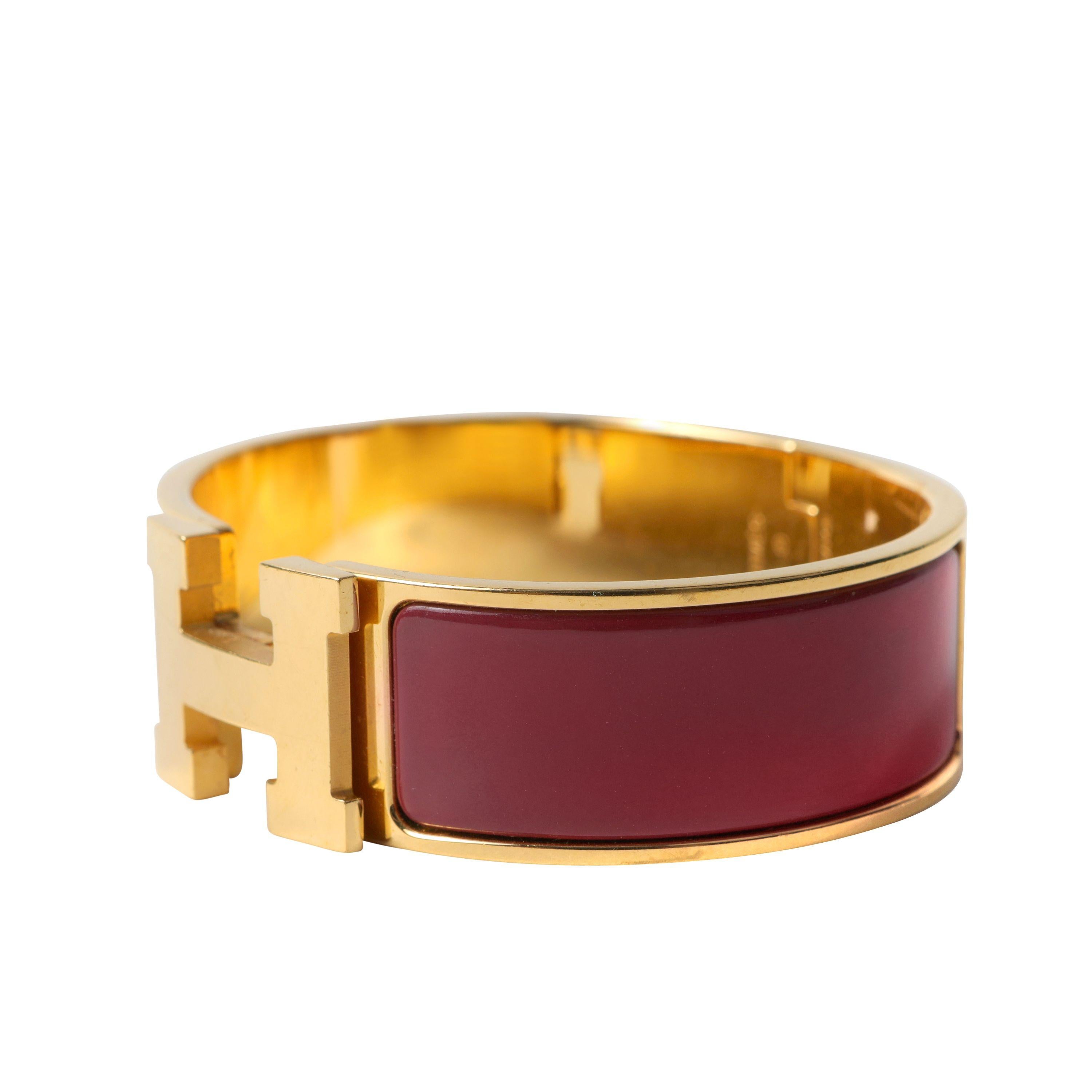 Ce bracelet authentique Hermès Burgundy Wide Clic Clac est en excellent état.  Émail bourgogne avec quincaillerie dorée et fermeture pivotante en H.  Pochette ou boîte incluse.

PBF 13818
