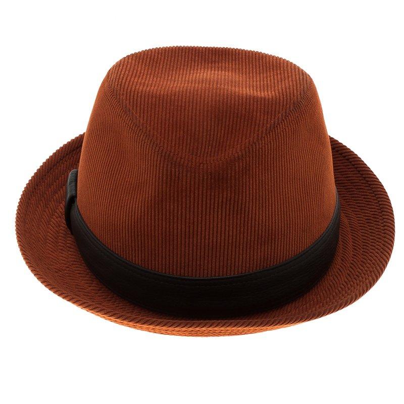 Raise your accessory game by adding this chic Panama hat from Hermes to your collection. Crafted in France from quality polyester and polyamide, this hat features a corduroy pattern and a leather band detail. Wear it over your casuals with