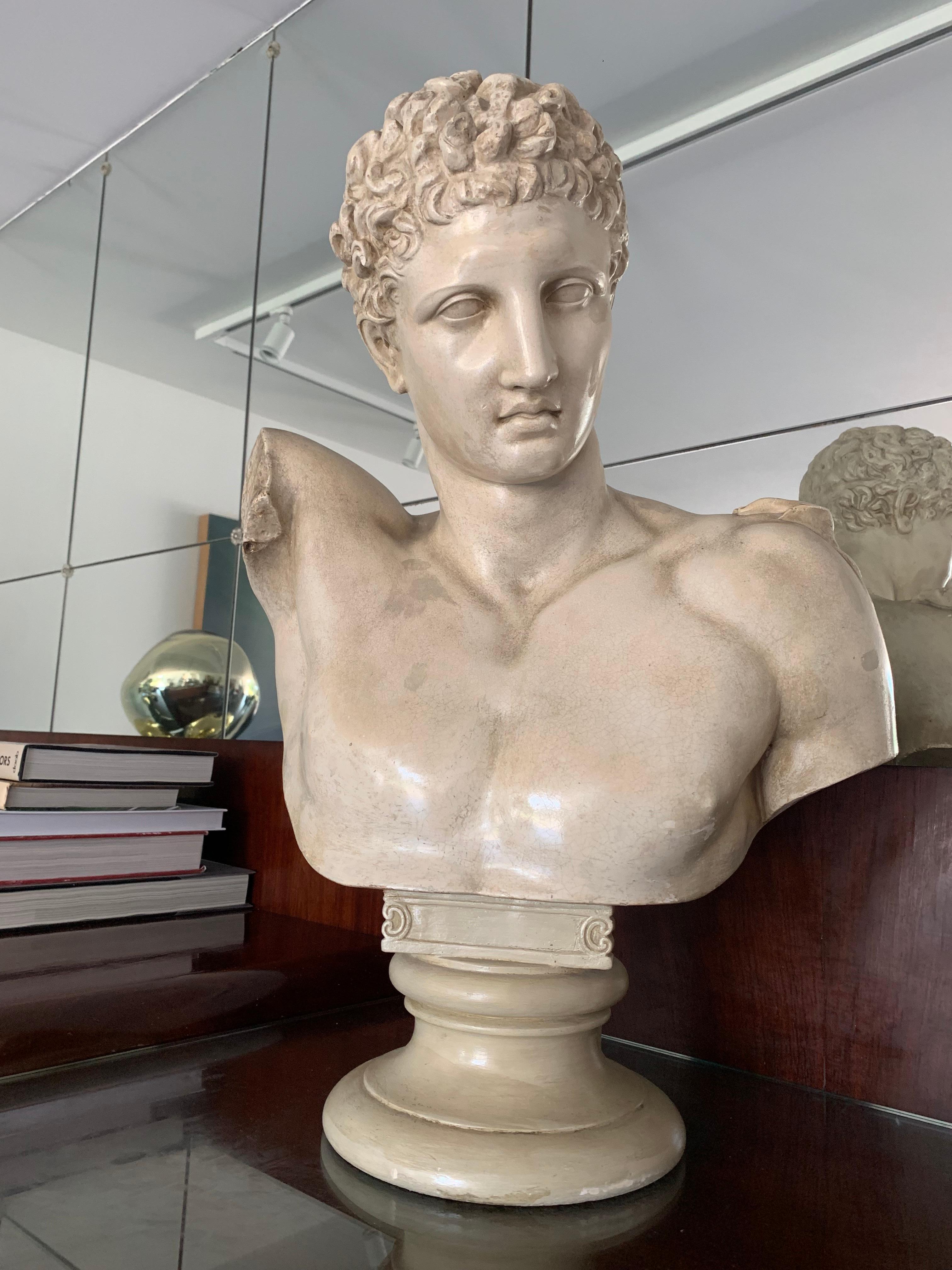 Hermosa escultura. Verso con la inscripción 