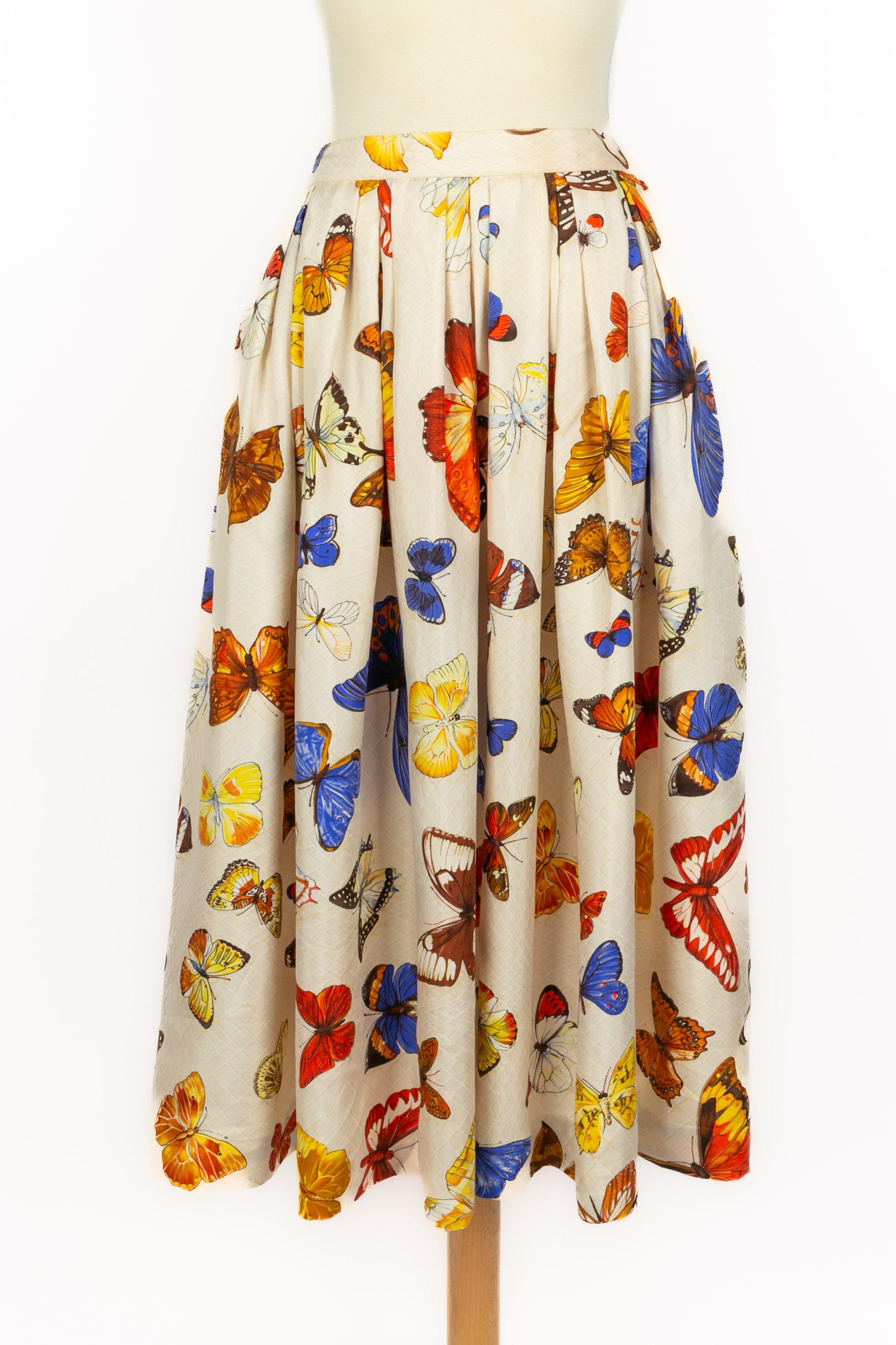 HERMÈS - (Made in France) Silk skirt with a multicolored butterfly pattern on a beige background. Size 40FR indicated.

Condition:
Very good condition

Dimensions:
Size: 34 cm - Length: 77 cm

SKU:FJ190