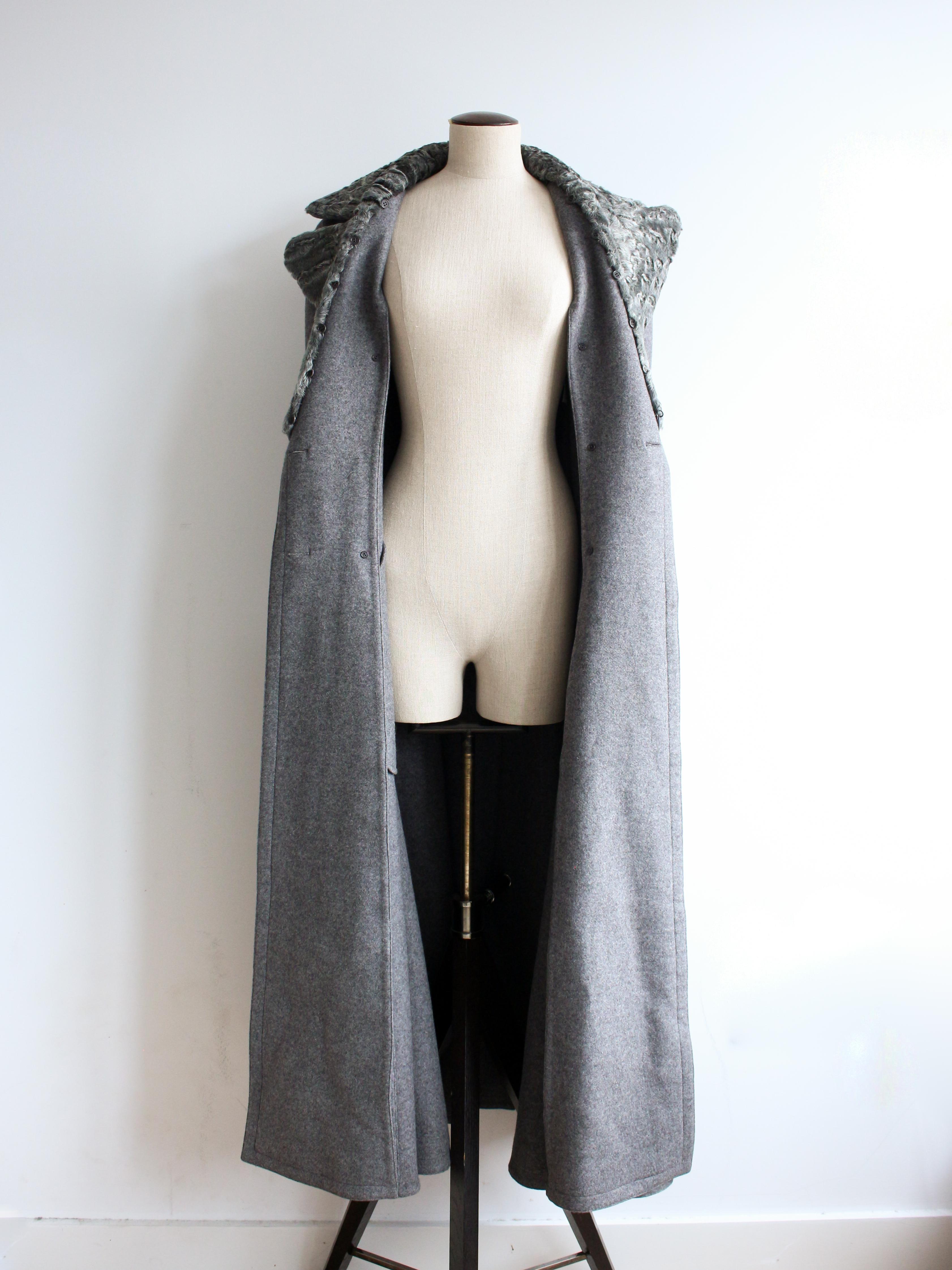 Hermès by Jean Paul Gaultier A/W09 Manteau double face en cachemire gris avec Astrakha en vente 6