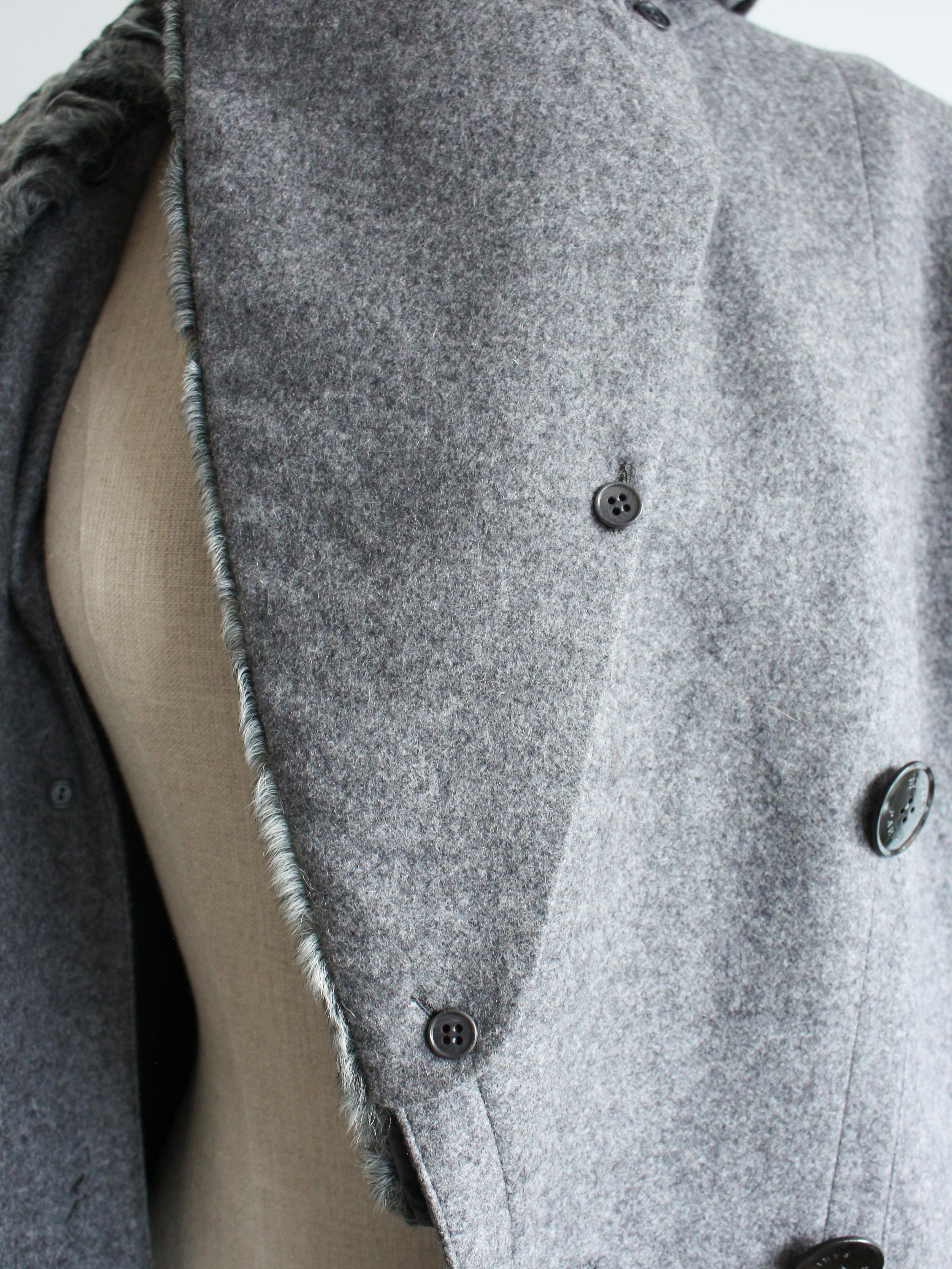 Hermès by Jean Paul Gaultier A/W09 Manteau double face en cachemire gris avec Astrakha en vente 7