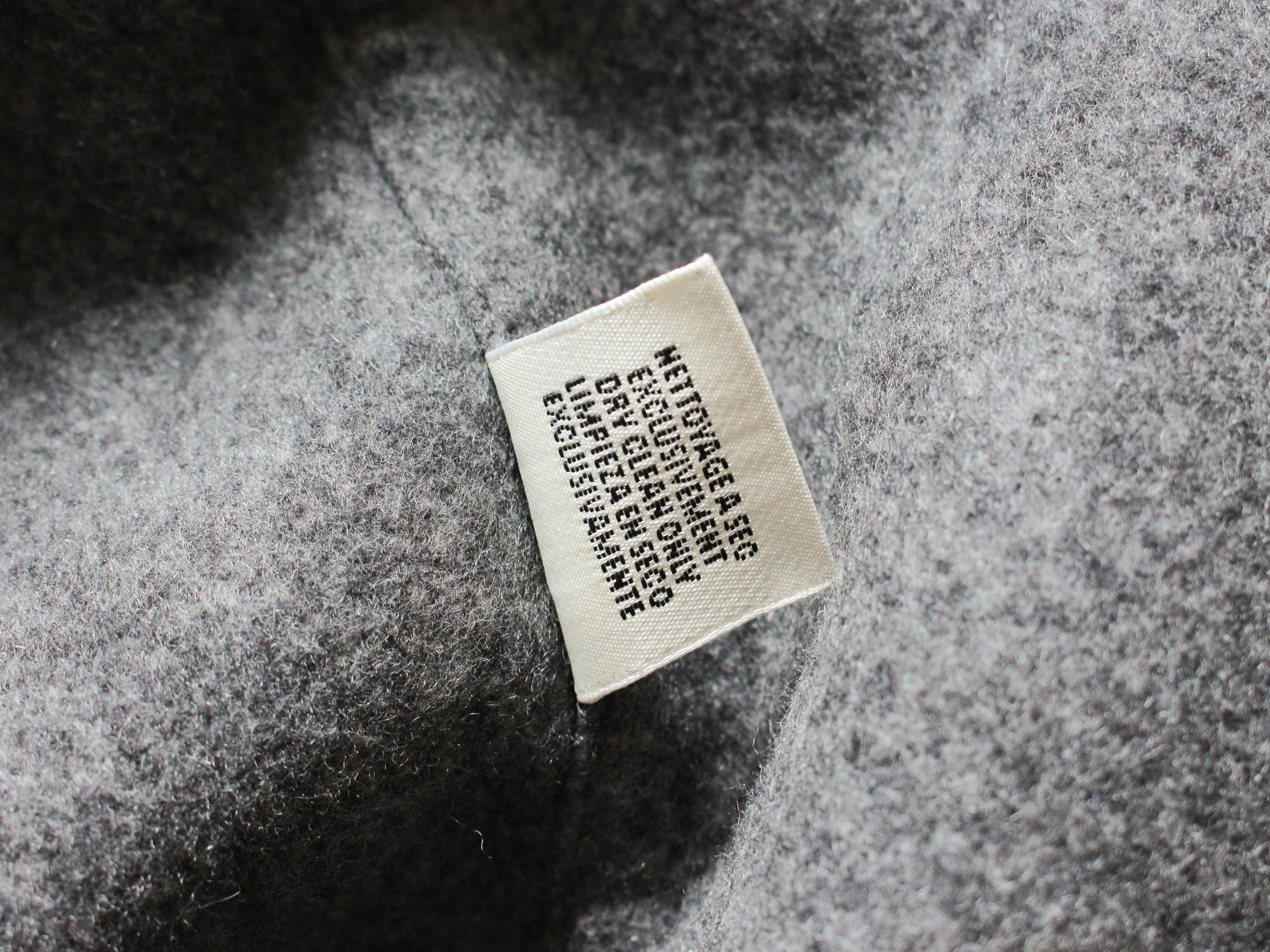 Hermès by Jean Paul Gaultier A/W09 Manteau double face en cachemire gris avec Astrakha en vente 10