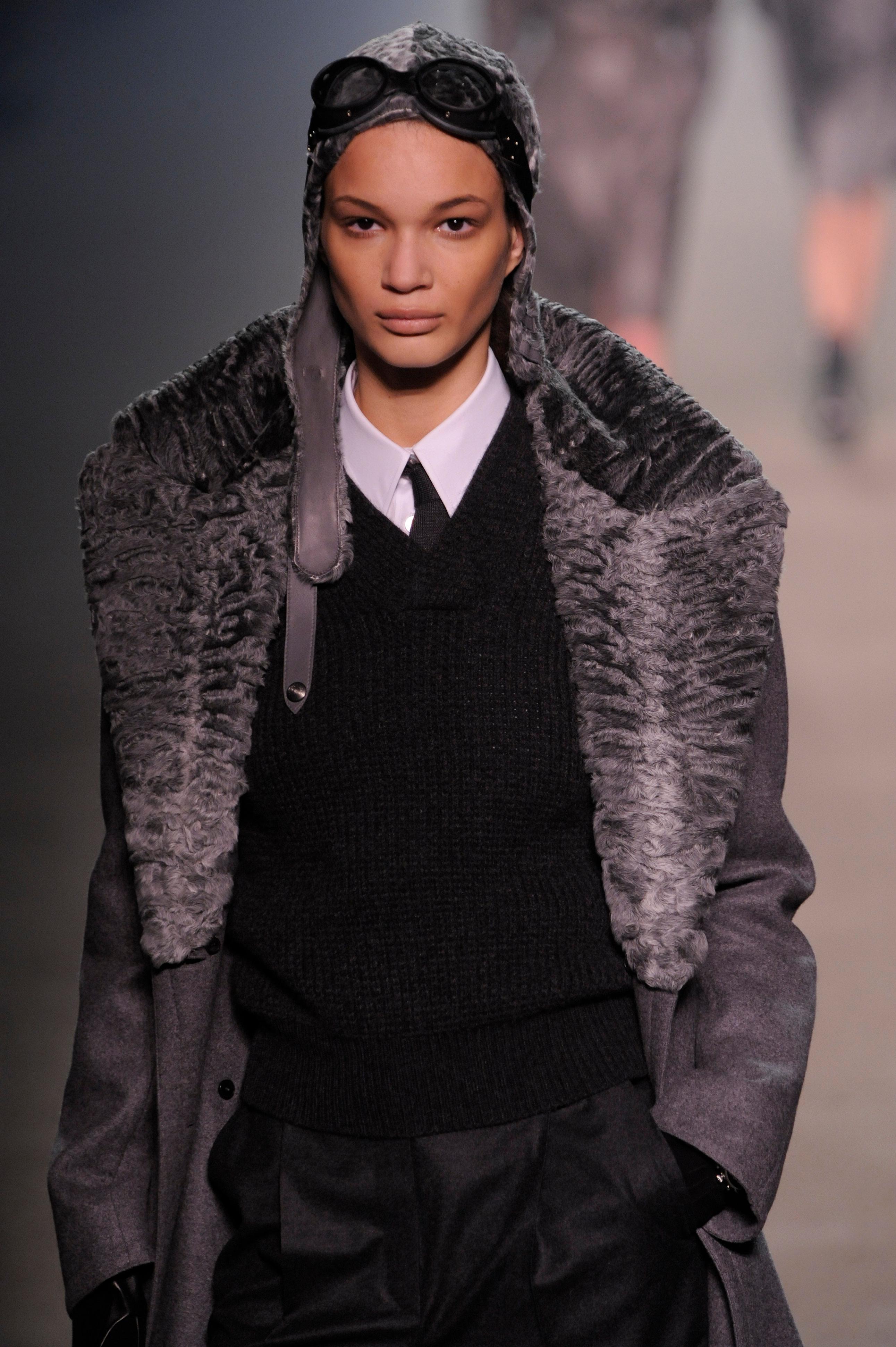 Noir Hermès by Jean Paul Gaultier A/W09 Manteau double face en cachemire gris avec Astrakha en vente