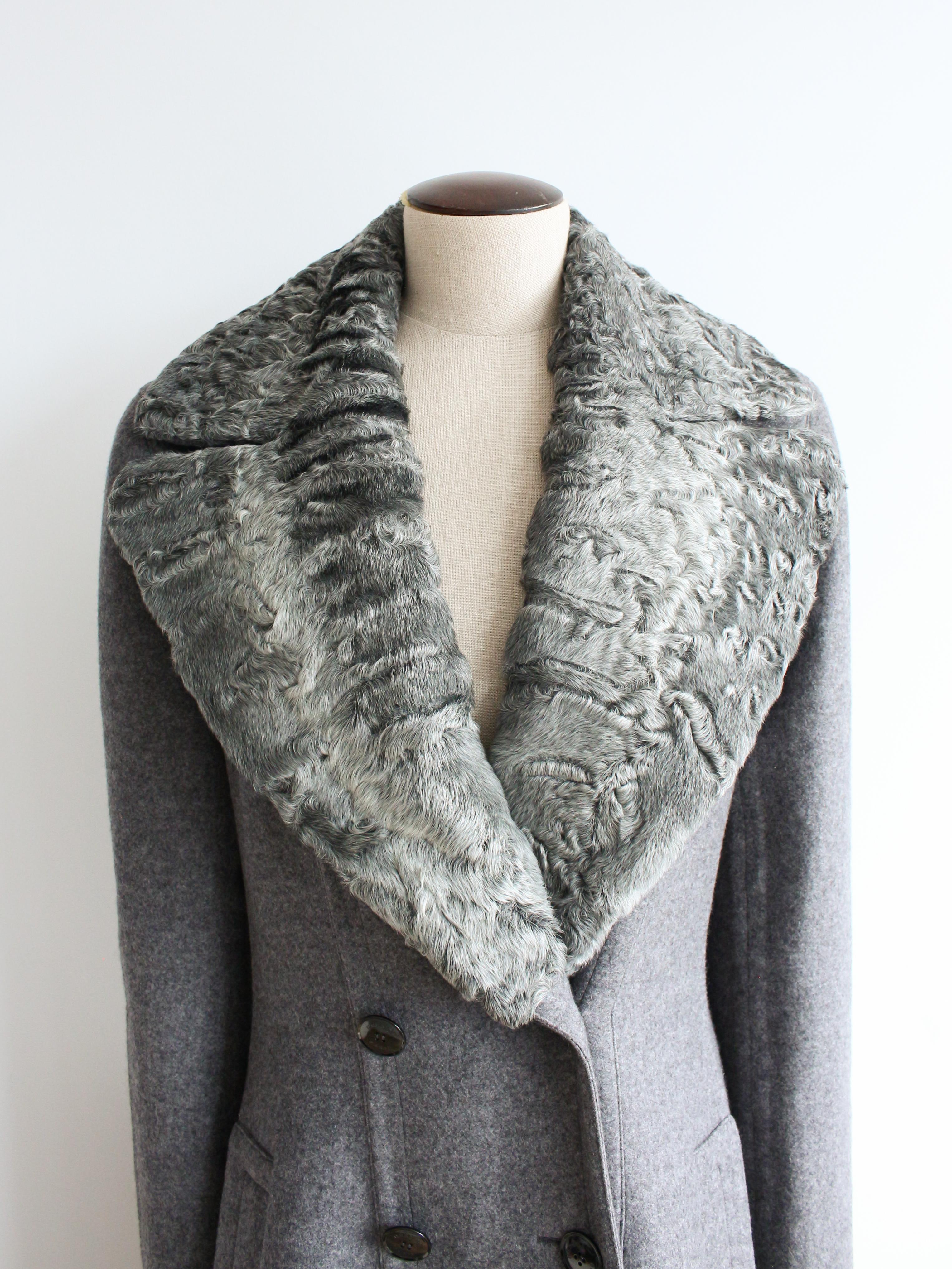 Hermès by Jean Paul Gaultier A/W09 Manteau double face en cachemire gris avec Astrakha en vente 4
