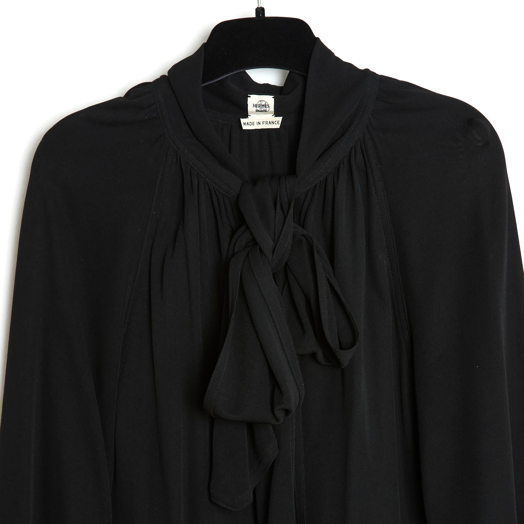 Hermès dress by Jean Paul Gaultier in black viscose mesh, draped around the round neck, with long pussy bow, straight cut, long raglan sleeves, unlined. Size 40FR (measurements taken flat, without stretching the mesh), shoulders 40 cm, chest 49 cm,