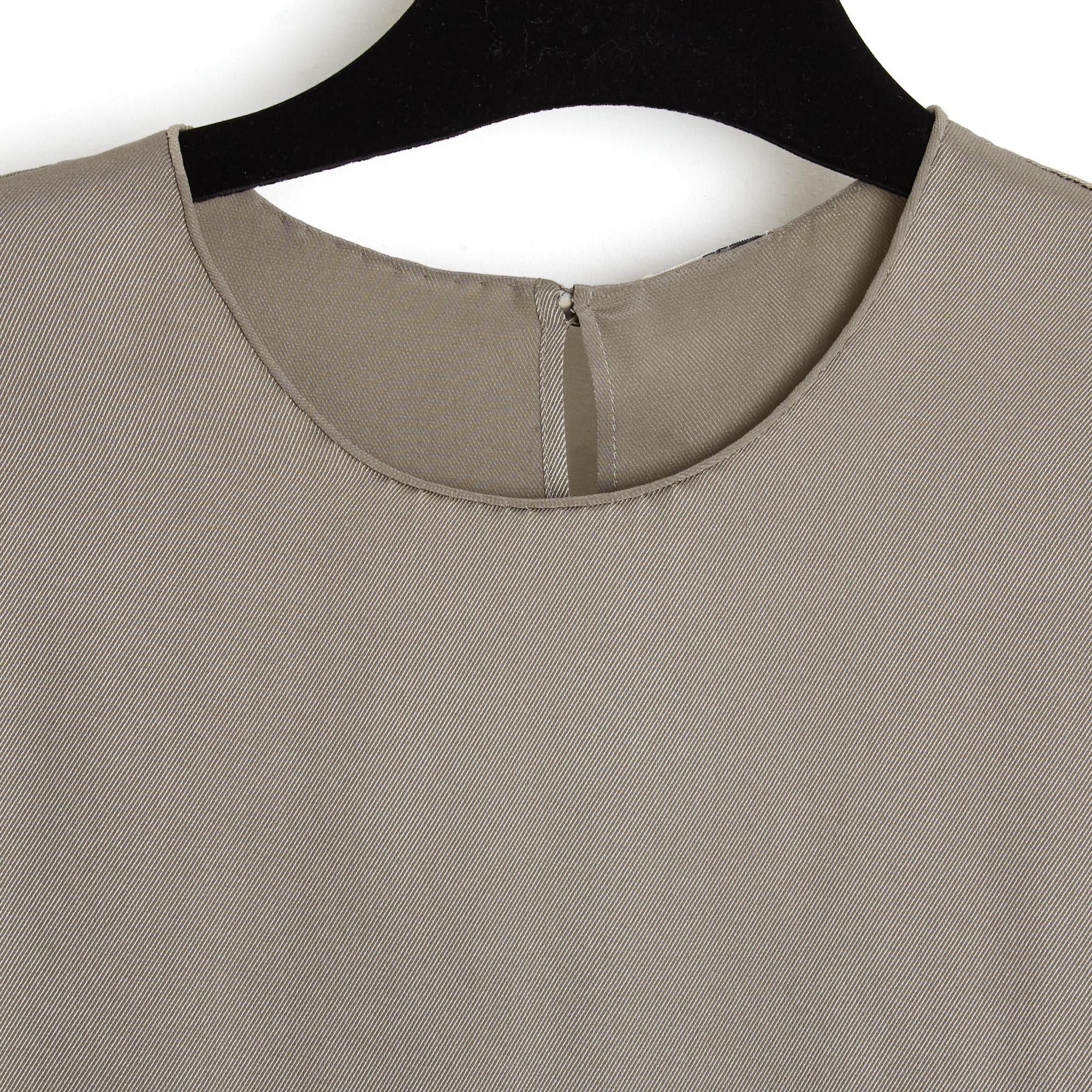 Top Hermès by Martin Margiela blouse in gray silk twill (identical to the scarves) entirely finished with hand-rolled edges, like the scarves, round neck closed by a button behind, long sleeves. Size 38FR or UK10 and US8: shoulders 40 cm, chest 50