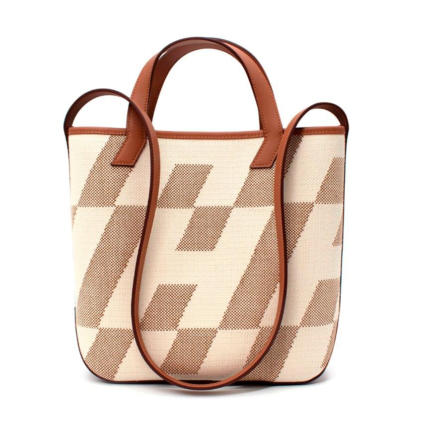 Hermes Cabas H en Biais 27 Ecru/Naturel Leather Bag

Age Z - 2021

- Bag in H canvas with 