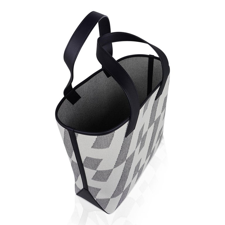 Sac cabas Herm?�s Cabas H En Biais noir / toile ?�crue/swift 40 - En vente sur 1stDibs