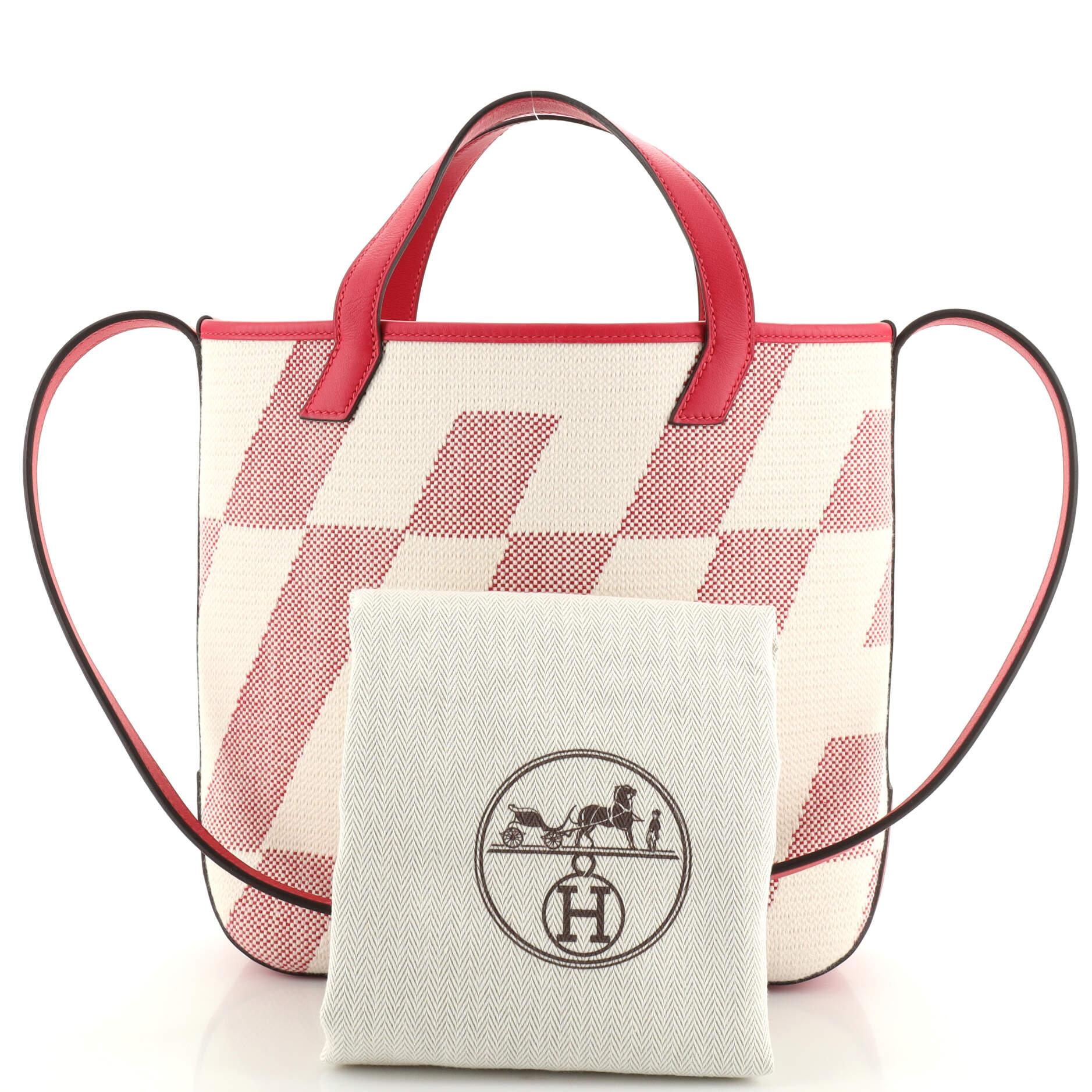 État : excellent. Légers plis sur les poignées et la sangle.
Accessoires : Sac à poussière
Dimensions : Poignée de 3,5