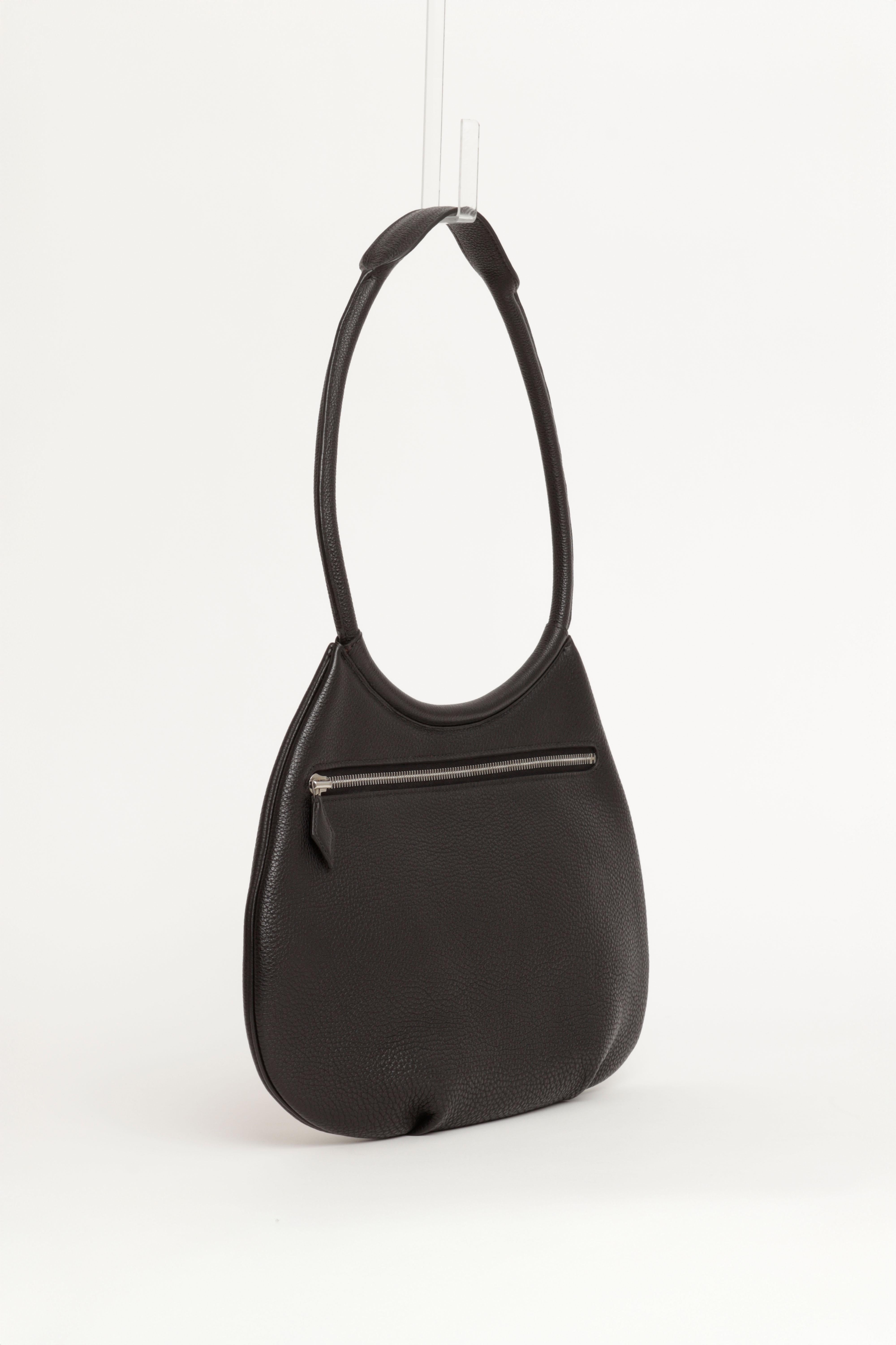 Borsa a tracolla Hermes Cacahuete in pelle nera di Togo con finiture Palladium 2001

La borsa a tracolla Cacahuete di Hermes Margiela era 2001 presenta una moderna silhouette curva in pelle di togo a grana nera con cerniera in palladio e linguetta