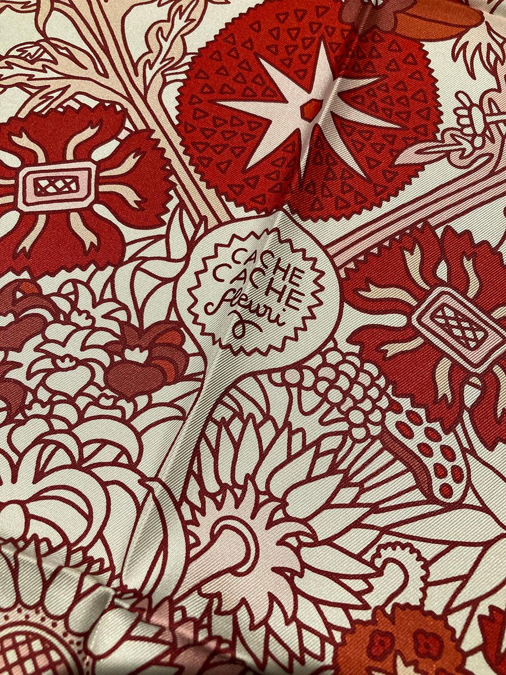 Pañuelo de seda Hermes Cache Cache Fleuri en rojo y blanco en estado nuevo. El diseño original en serigrafía c2018 de Pierre Marie presenta un 