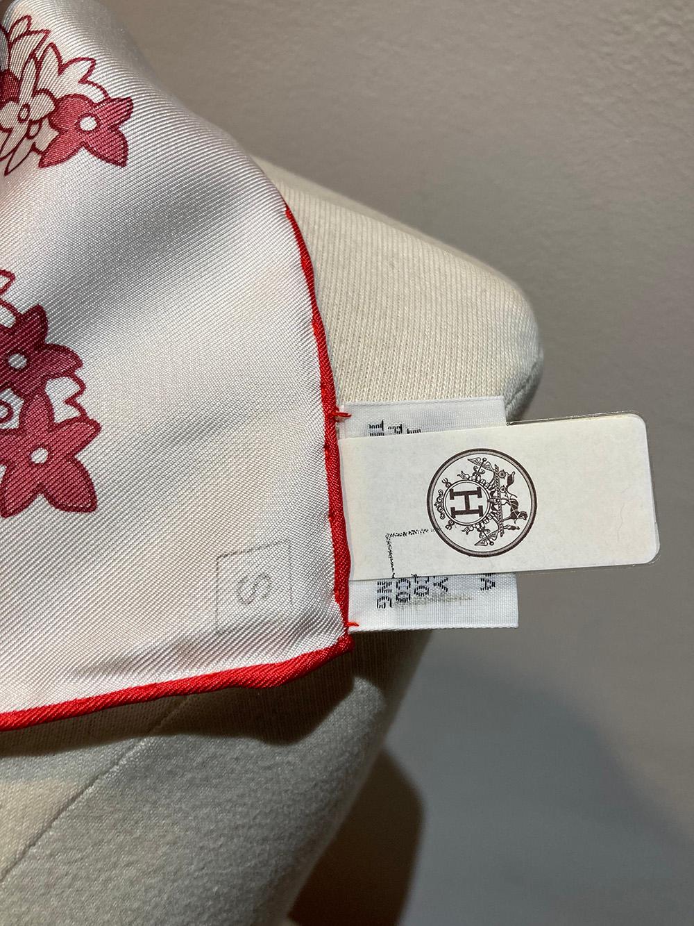 NWT Hermes Cache Cache Fleur Scarf 90 Blanc Rouge Rose For Sale 4