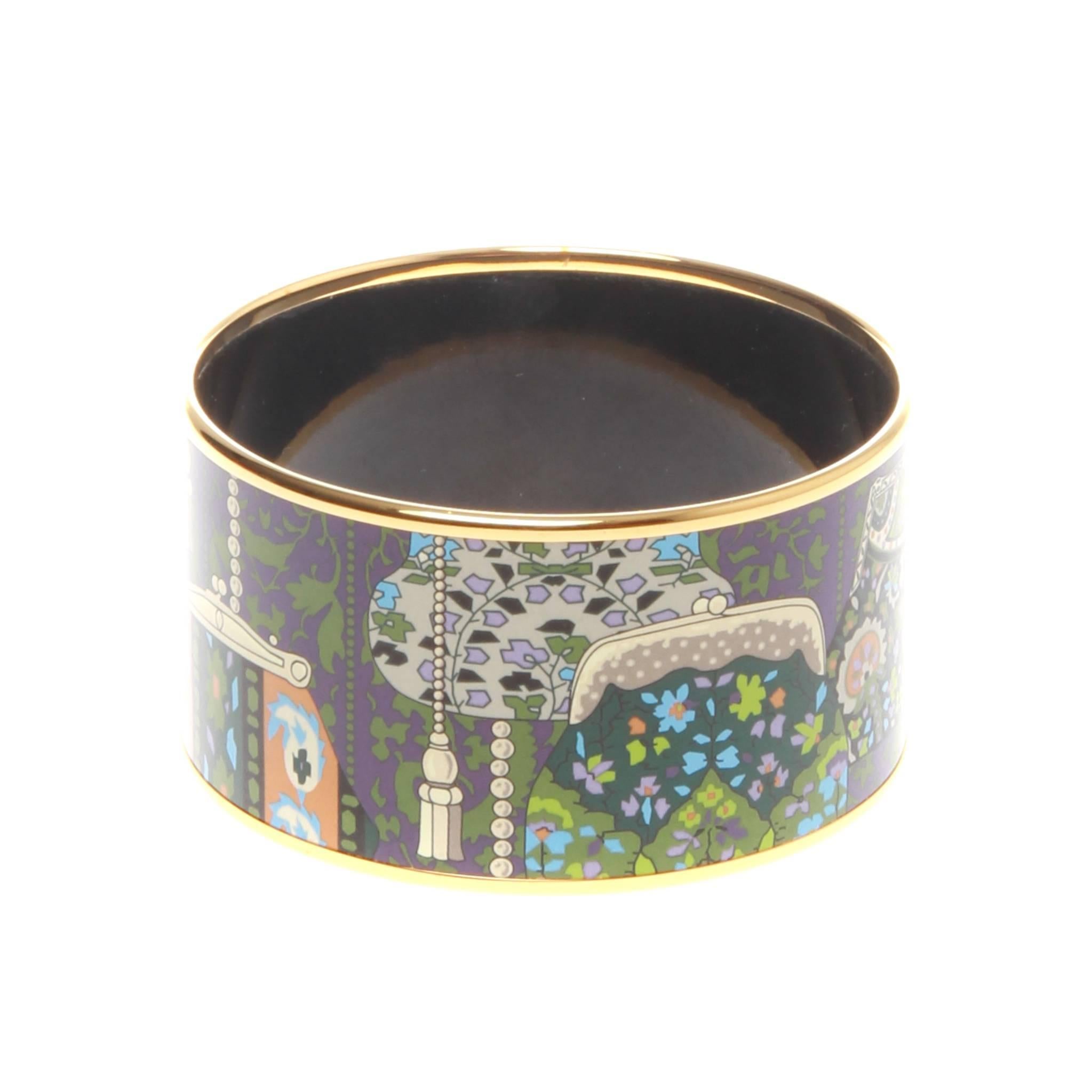 A beautiful HERMES Cachemire de Tamara Extra Wide Printed Enamel Bracelet
Features a gold trimmed enamel with an iconic Hermes print.