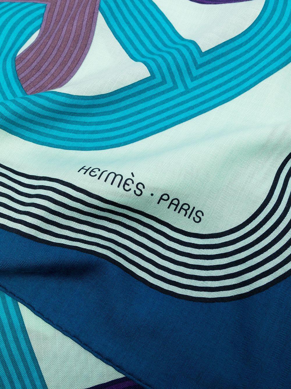 First designed in 1938 by Robert Dumas, the Chaîne d'Ancre became a recurring pattern in Hermès' creations. Crafted from a blend of cashmere and silk in blue and purple hues, it boasts a timeless print. Finished with the brand's logo on the front