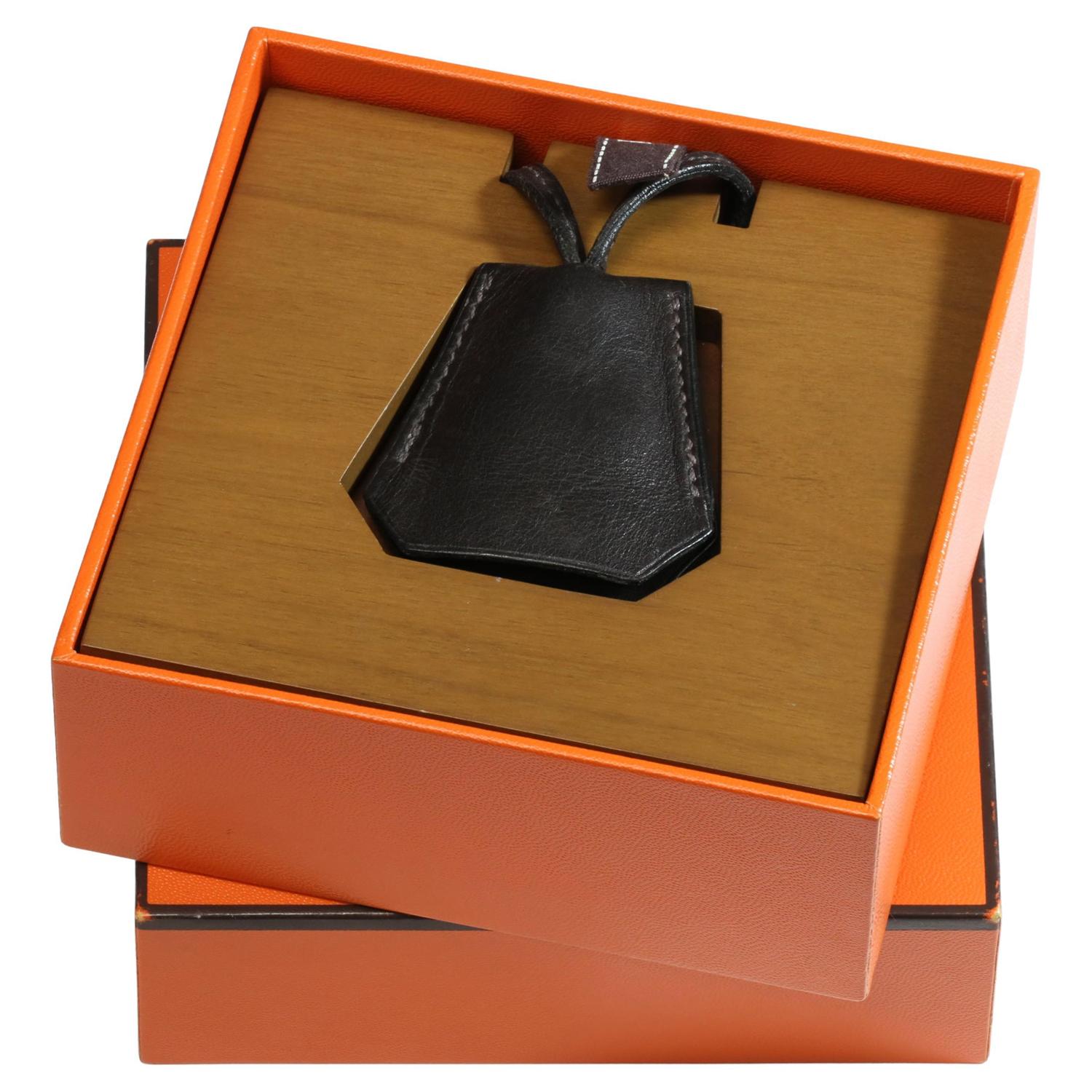 HERMES Cadena Vorhängeschloss Uhr Schlüssel Tasche Charm Braunes Leder  im Zustand „Gut“ im Angebot in New York, NY