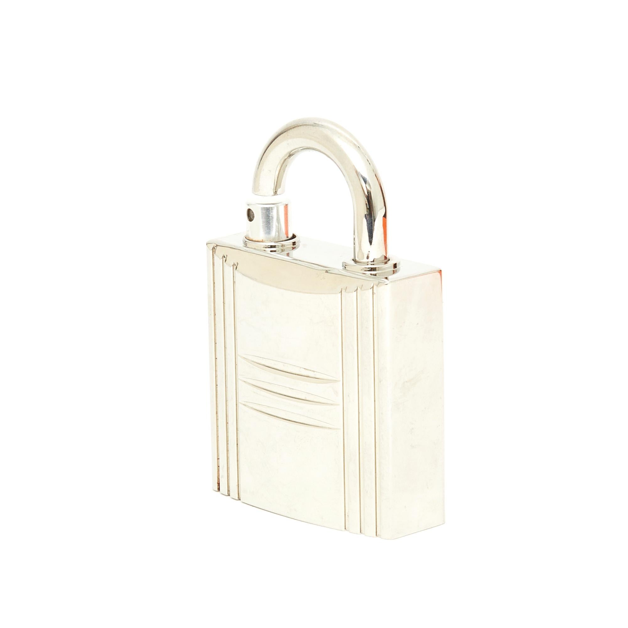 Hermès Cadenas Kelly Caleche 24 Faubourg Refillable Perfume Spray Hermes In Good Condition For Sale In PARIS, FR