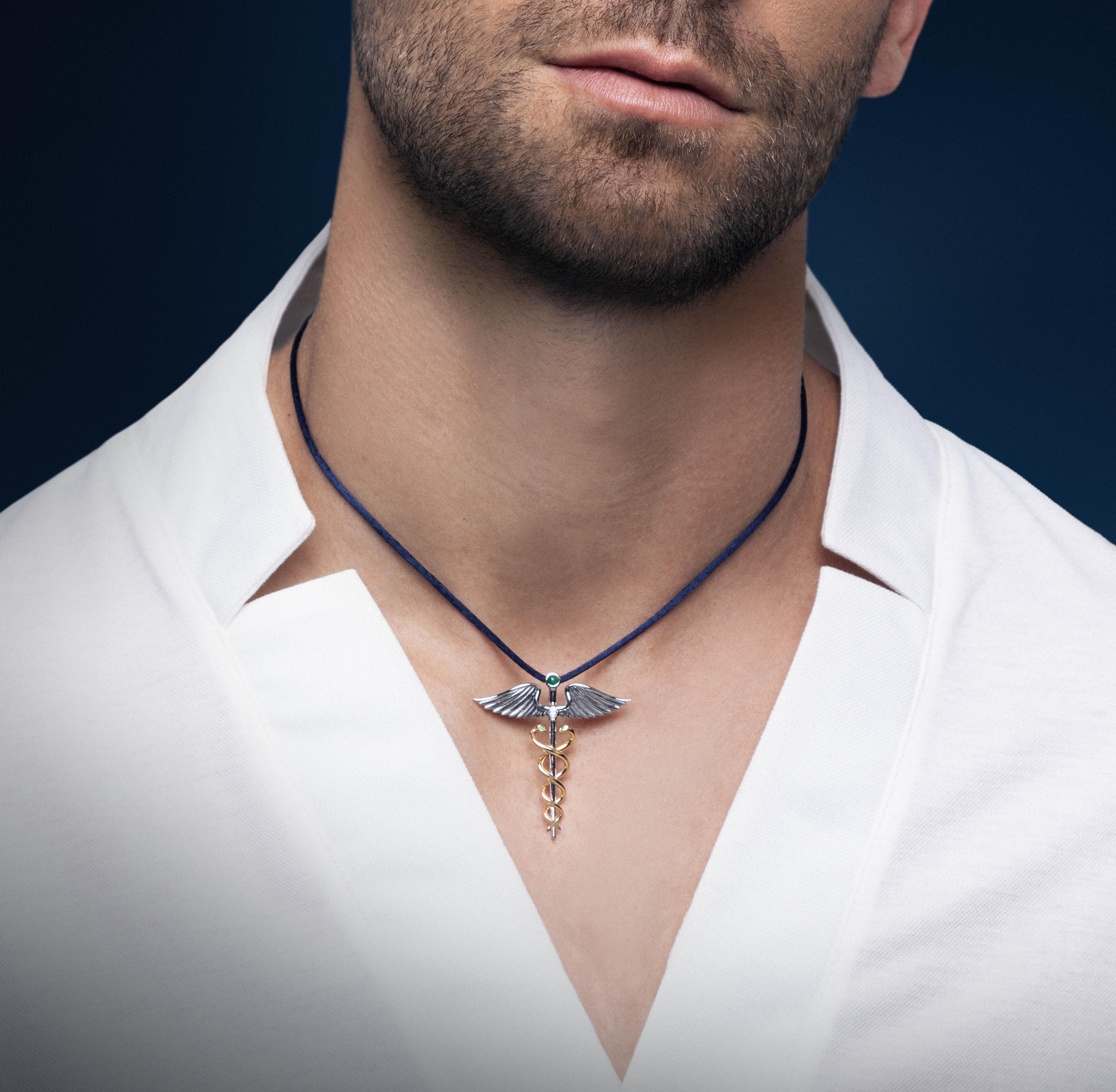 Hermes’ Caduceus Pendant, 18-carat white and yellow gold, emeralds and diamonds In New Condition For Sale In PARIS, FR