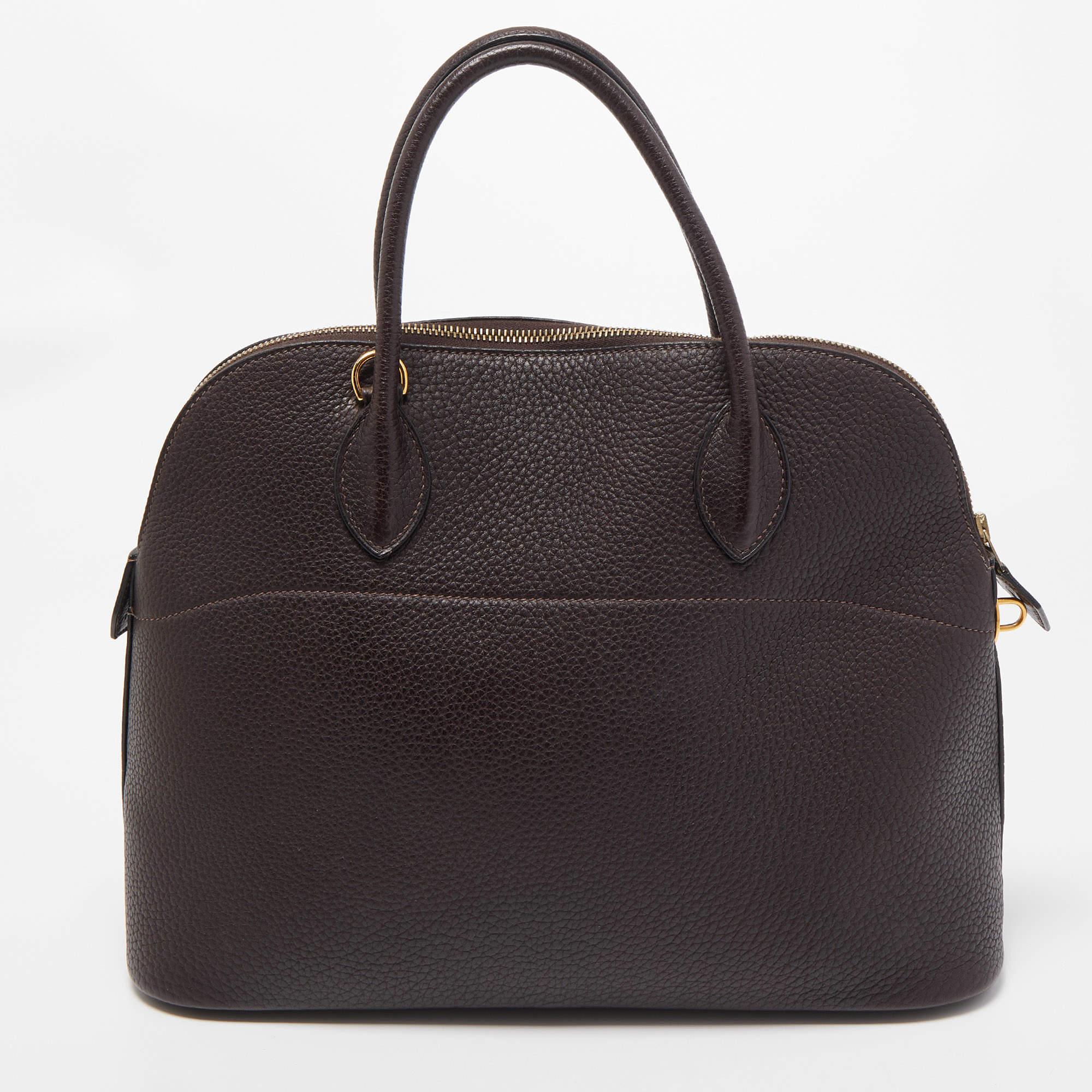 Luxuriously crafted by the experts at Hermes, this stunning Bolide 35 bag is a must-have accessory for fashion lovers. An apt everyday wear bag, it is the perfect combination of sophistication and practicality. Crafted from Togo leather, this bag