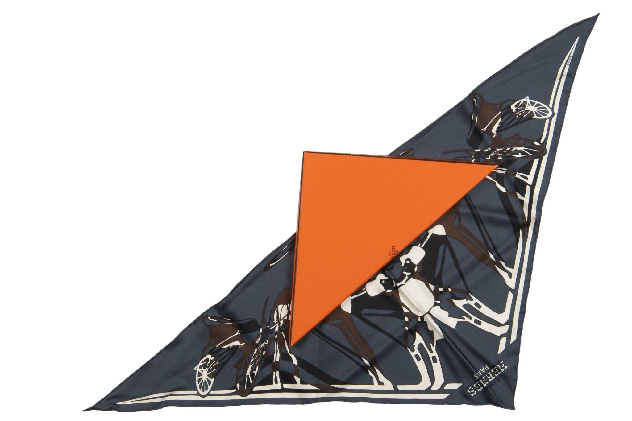 Dieses Hermès Caleche Elastique Dreieckstuch besteht zu 100 % aus Seide und zeigt gestreckte, abstrakte, gespiegelte Pferdebilder und -formen auf einem blaugrauen Hintergrund. Bitte beachten Sie einen kleinen Fleck, siehe Foto.
Kommt mit