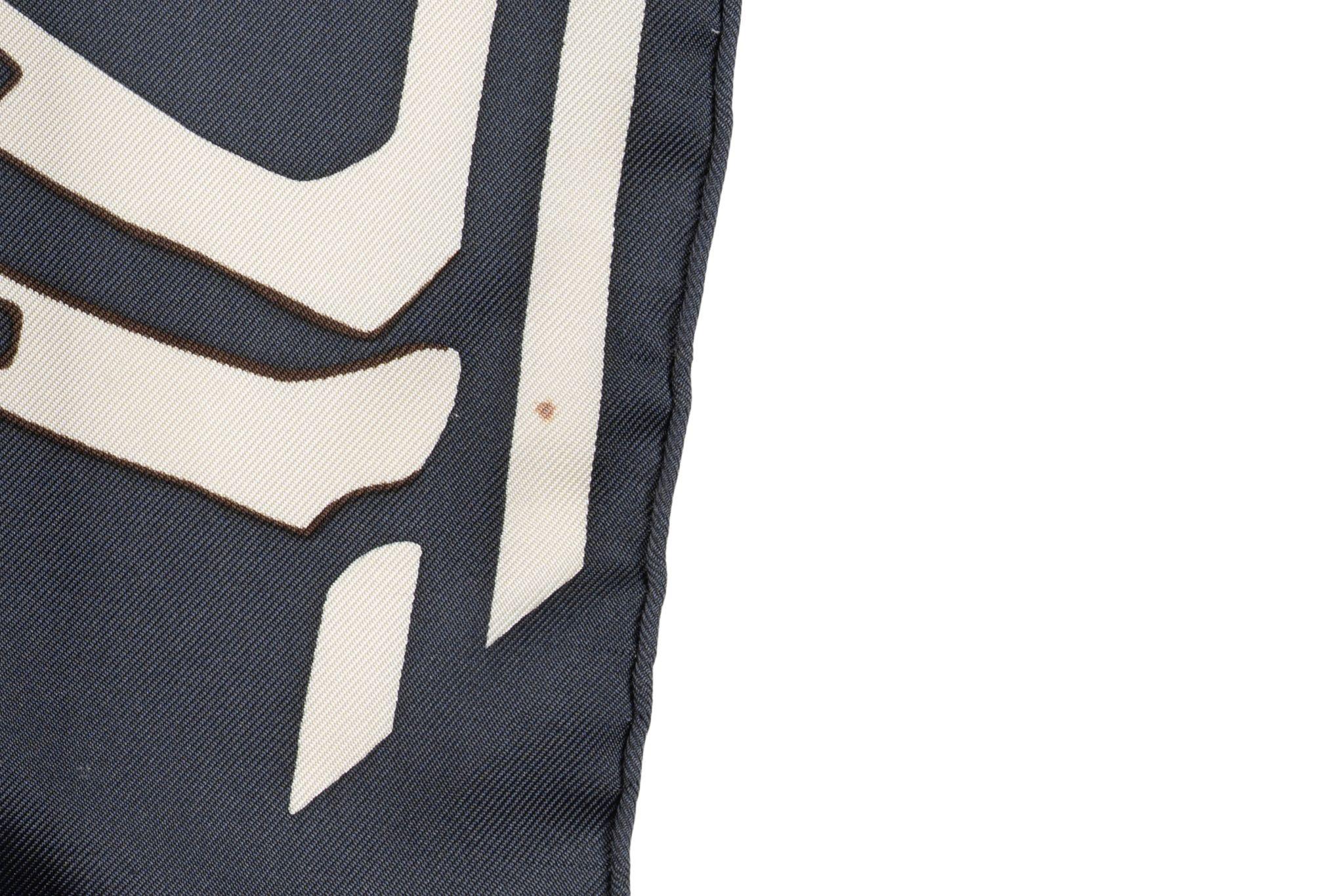 Hermès Caleche Elastique Dreieckstuch im Zustand „Hervorragend“ im Angebot in West Hollywood, CA