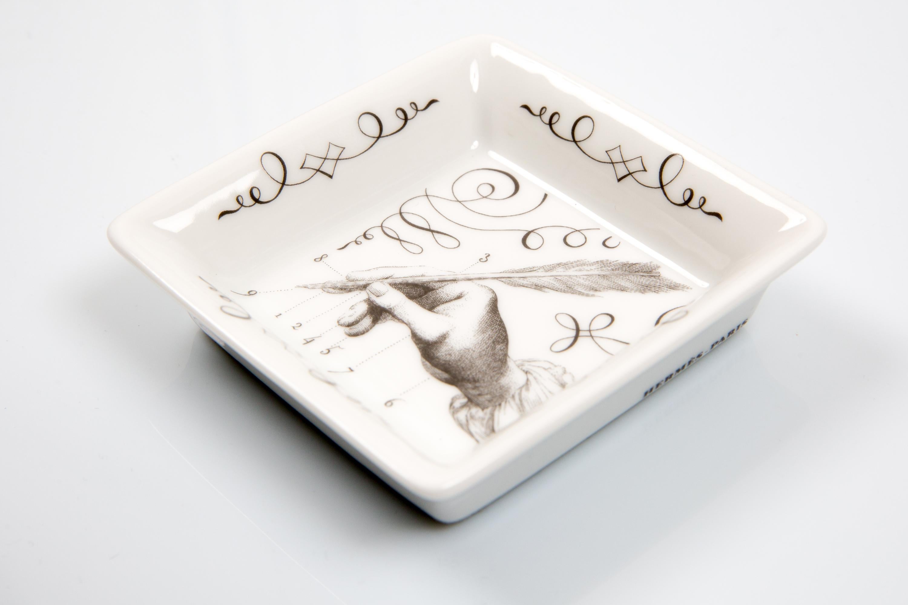 Hermes “Calligraphy” Mini Porcelain Ashtray Organizer In condizioni buone in vendita a Paris, FR