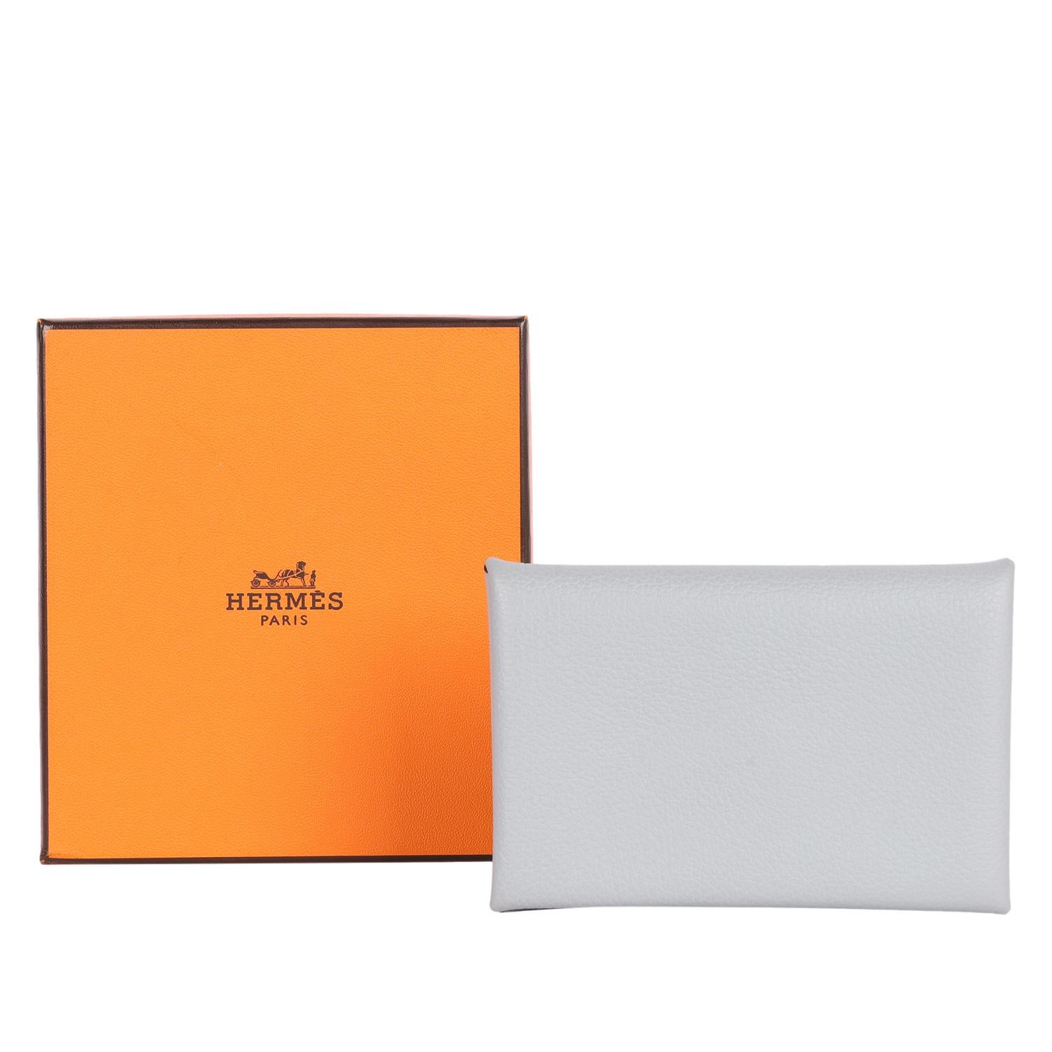 Portafoglio autentico Hermes Calvi

Presenta una pelle di capra Mysore di colore grigio e una chiusura a scatto.

Si adatta perfettamente alla tasca dei pantaloni o alla borsa.

La Calvi è nota per il suo intelligente design in pelle ripiegata, che
