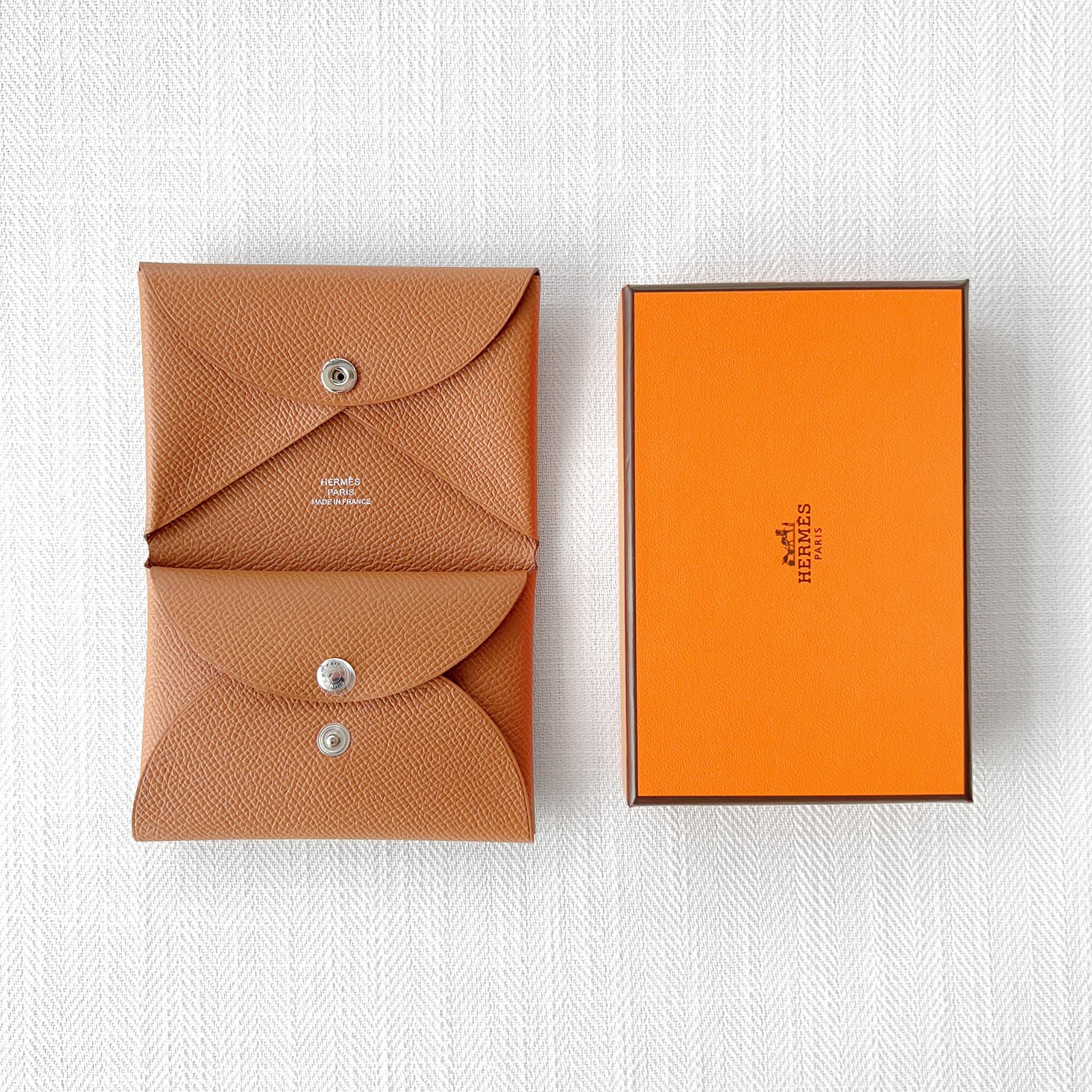 This Hermès Calvi Duo Card Holder in Gold, Brown is made from luxurious Epsom leather, it features a snap closure and 2 credit card slots. The Calvi duo is the redesigned version of the classic Calvi card holder. 

Brand: Hermes

Colour: Gold