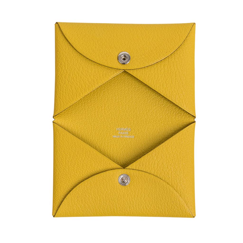 Jaune Hermès - Porte-cartes Calvi en cuir de chèvre mysore jaune de Naples en vente